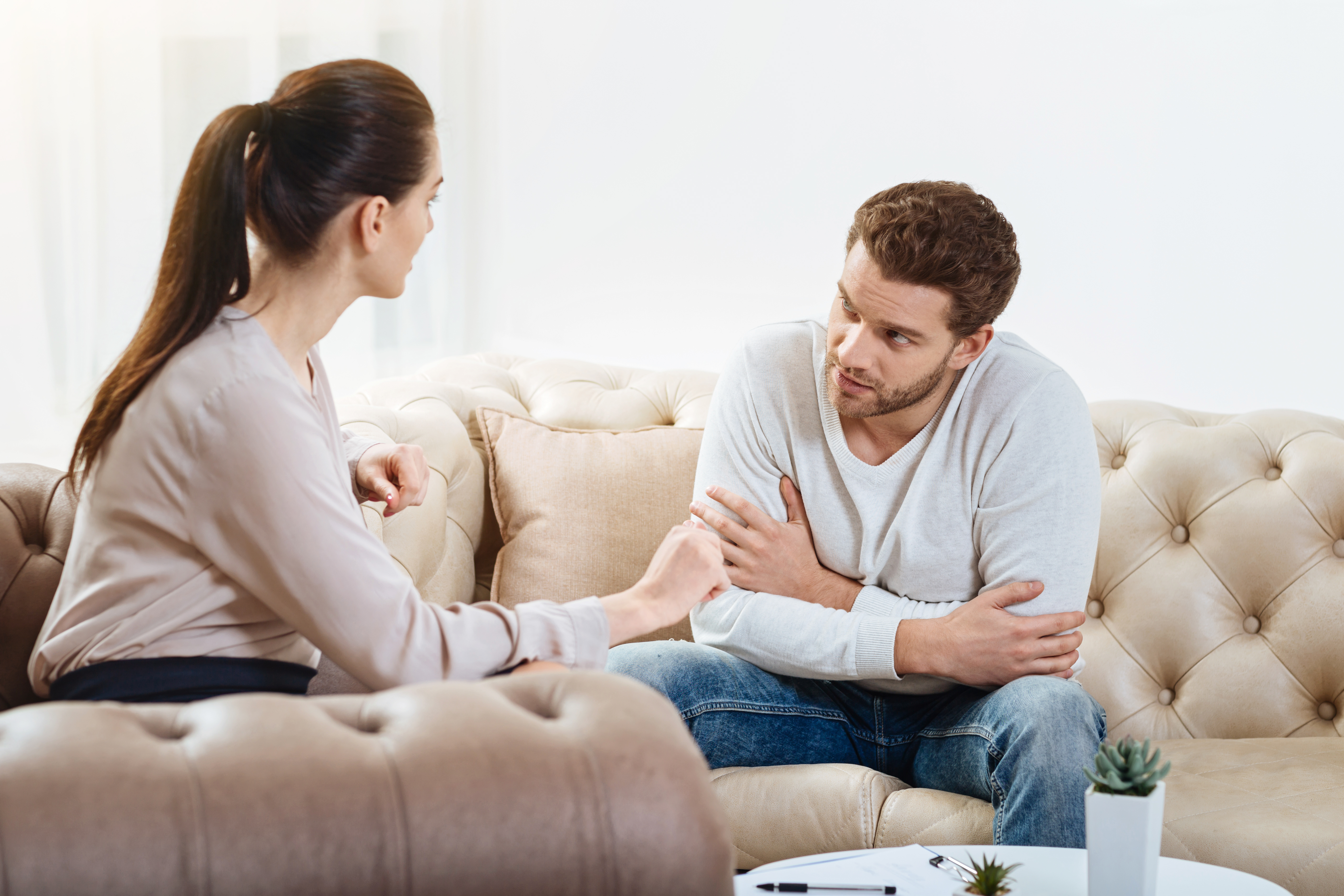 Una pareja manteniendo una conversación | Fuente: Shutterstock