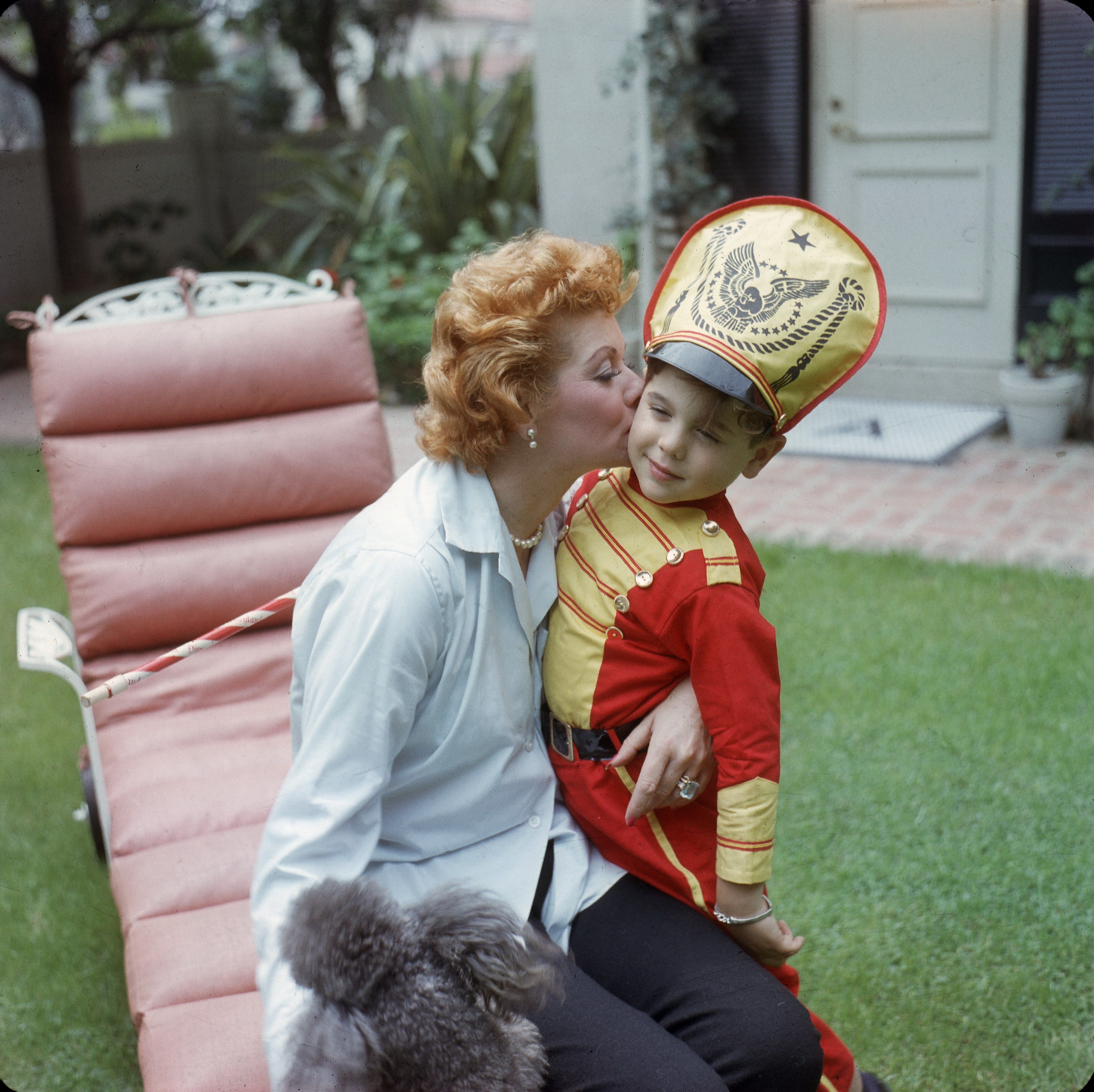 Lucille Ball y Desi Arnaz Jr. en el patio trasero de su casa, en Los Ángeles, California, en 1957 | Fuente: Getty Images