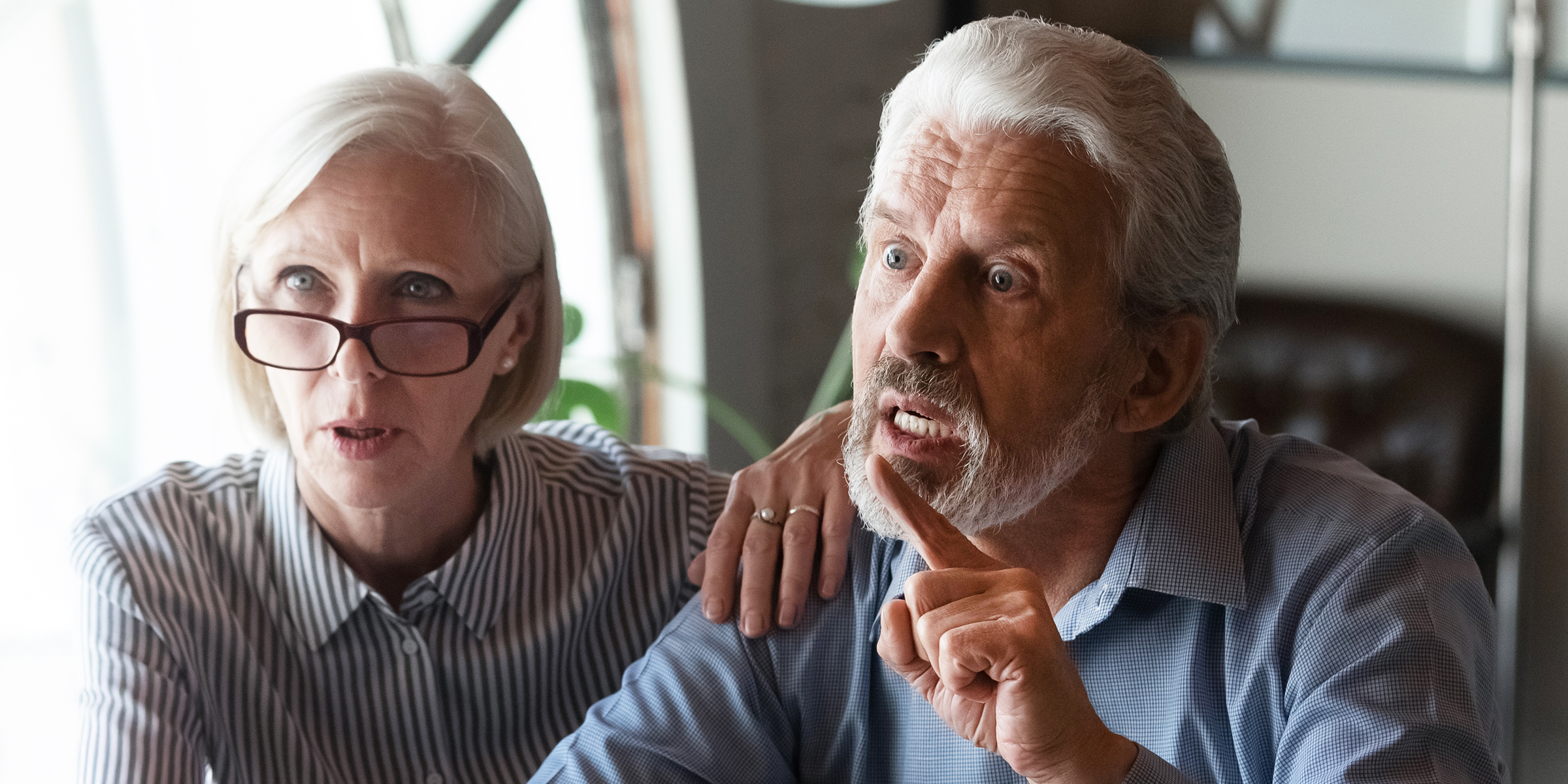 Una pareja de ancianos enfadada | Fuente: Shutterstock