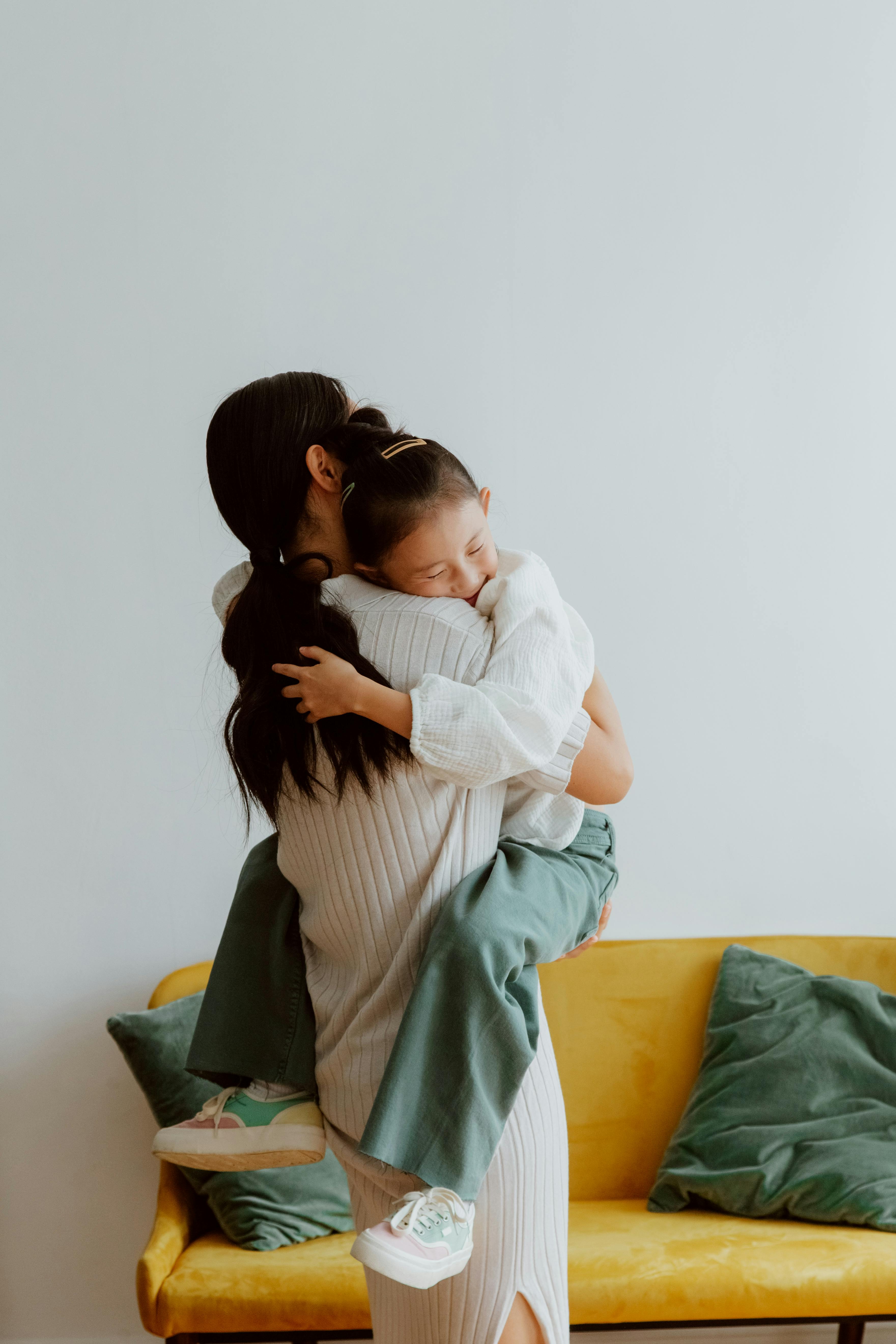 Una mujer abraza a su hija | Fuente: Pexels