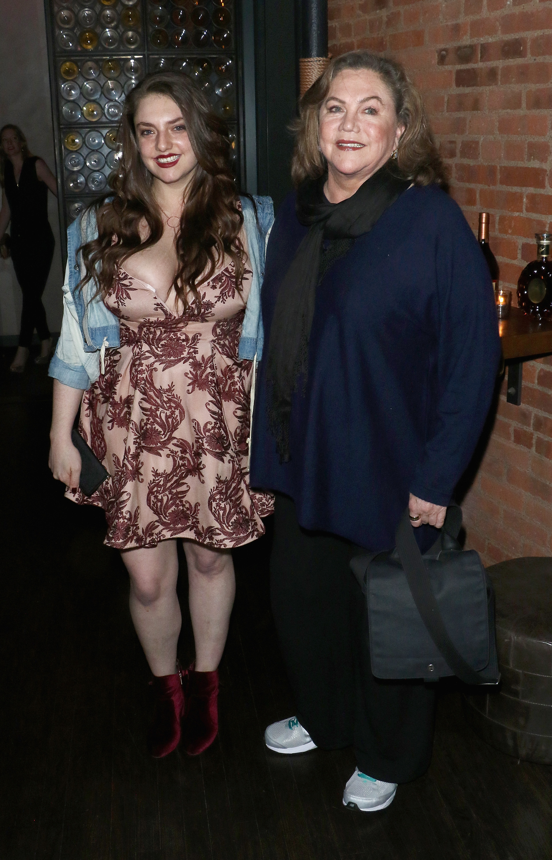 Rachel Ann Weiss y Kathleen Turner en la fiesta posterior a "Pirates Of The Caribbean" en Nueva York en 2017 | Fuente: Getty Images