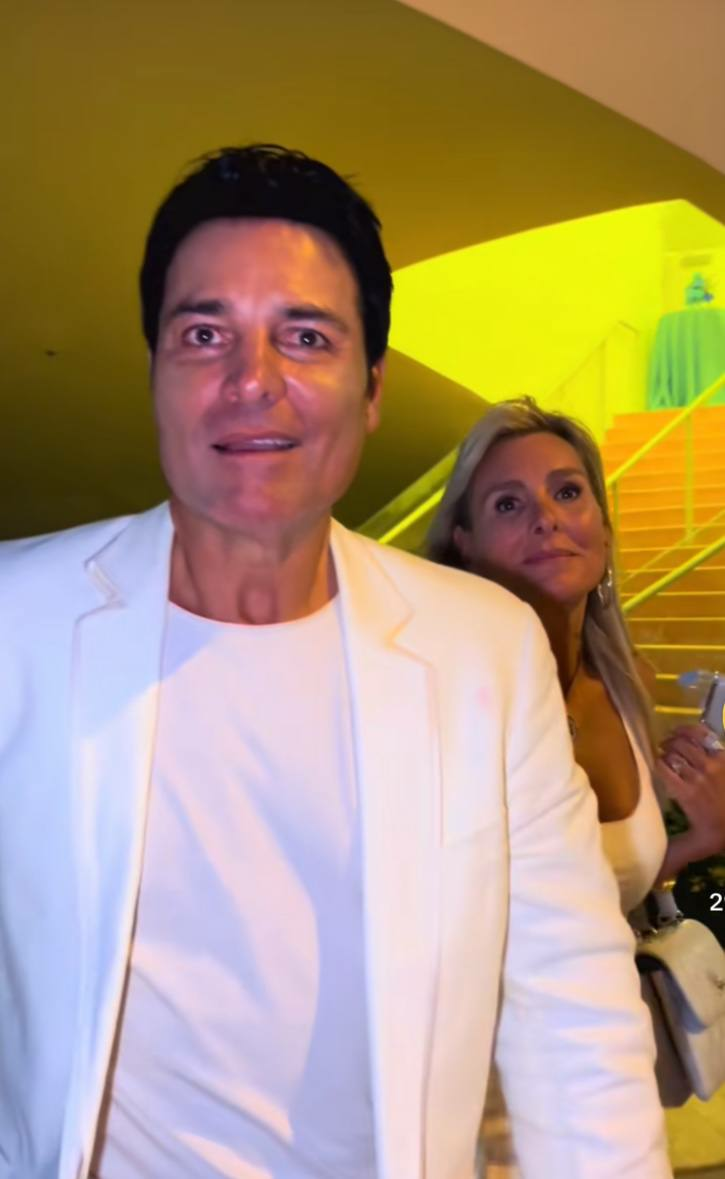 Chayanne sale junto a su esposa de la fiesta de revelación de género del bebé de Lele Pons. | Foto: TikTok.com/@pipozarek