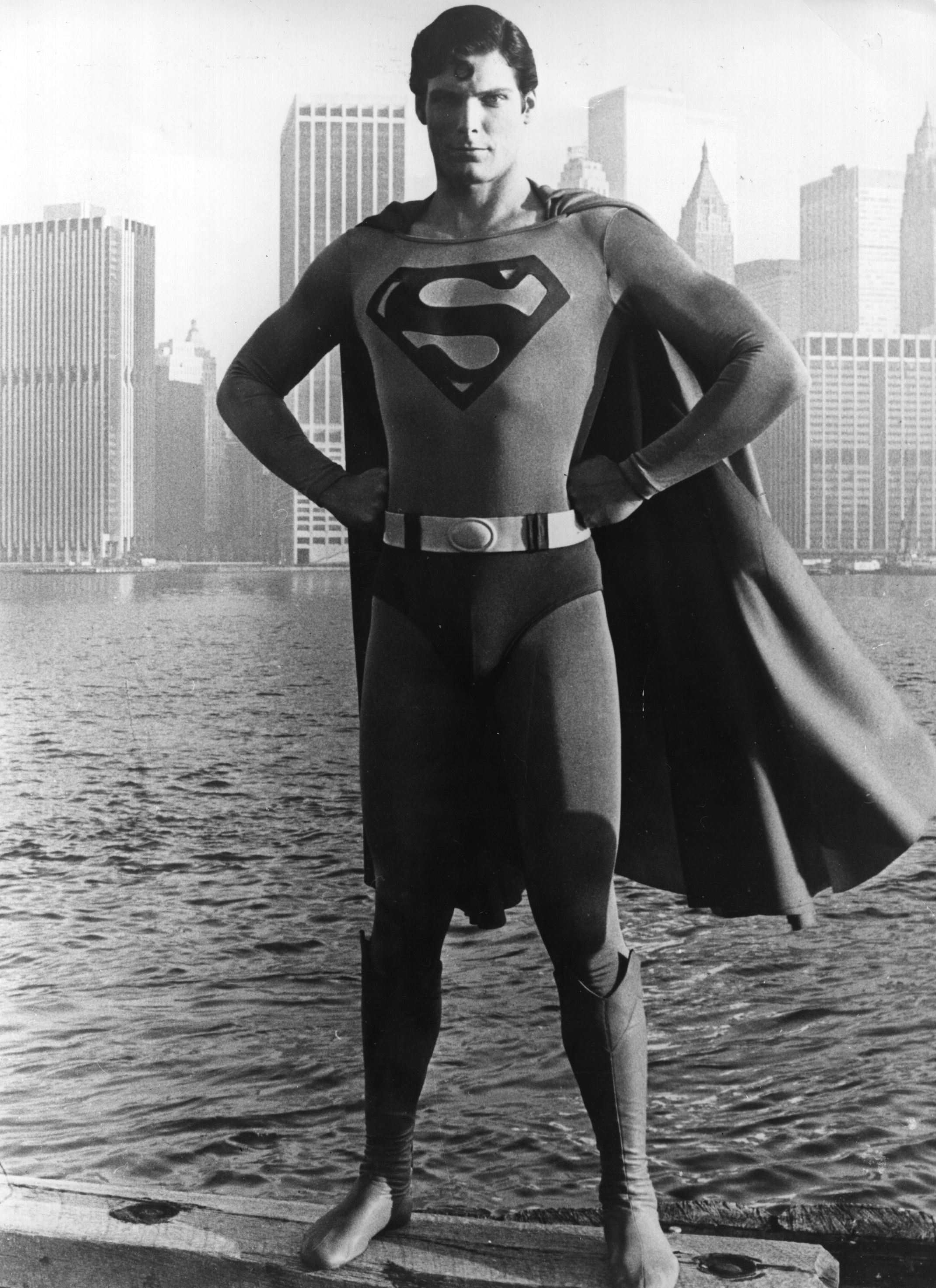 Christopher Reeve fotografiado ante el horizonte de Manhattan vestido como el héroe de cómic de la película "Superman", el 1 de enero de 1978, en Nueva York | Fuente: Getty Images