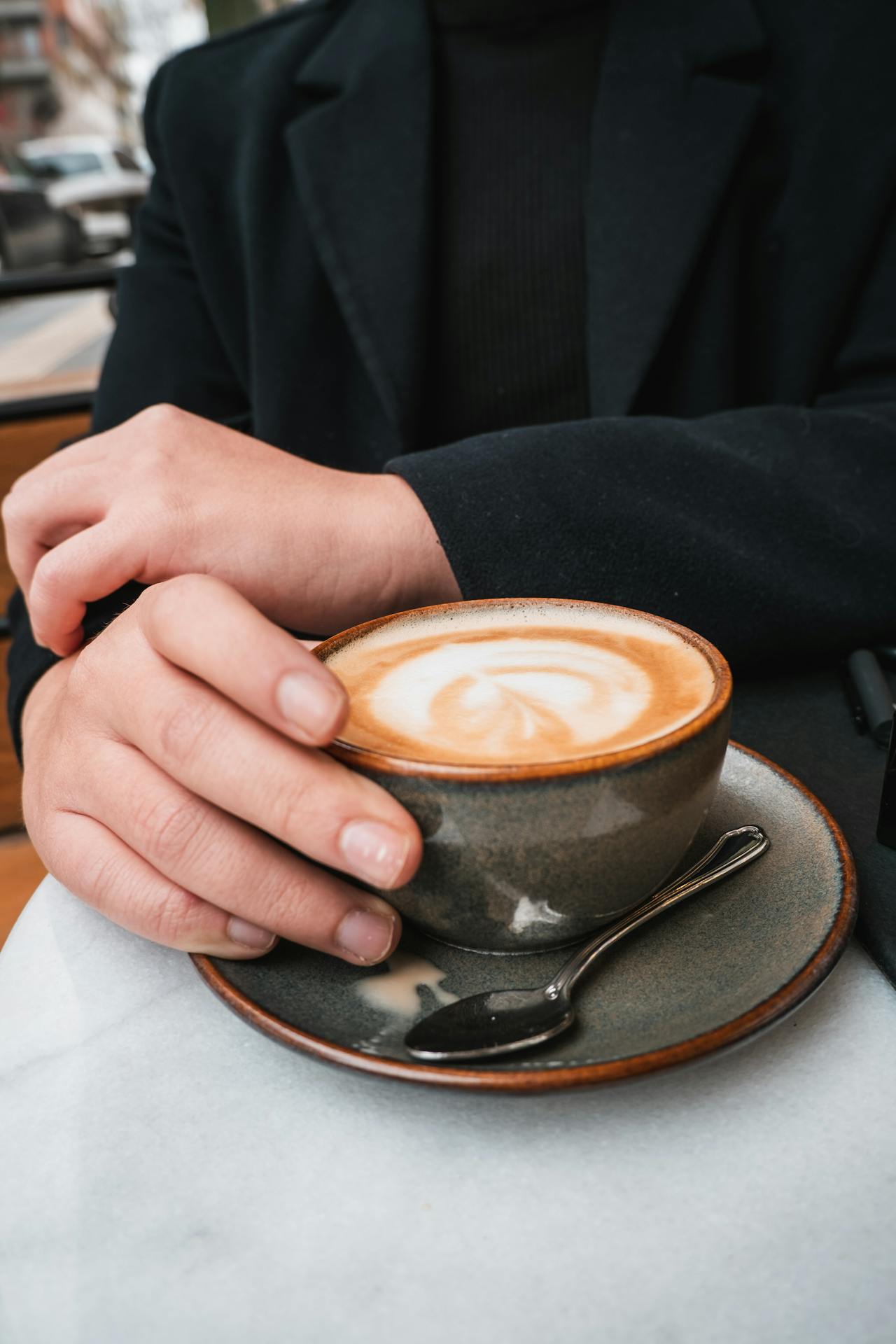 Un uomo con in mano una tazza di caffè | Fonte: Pexels