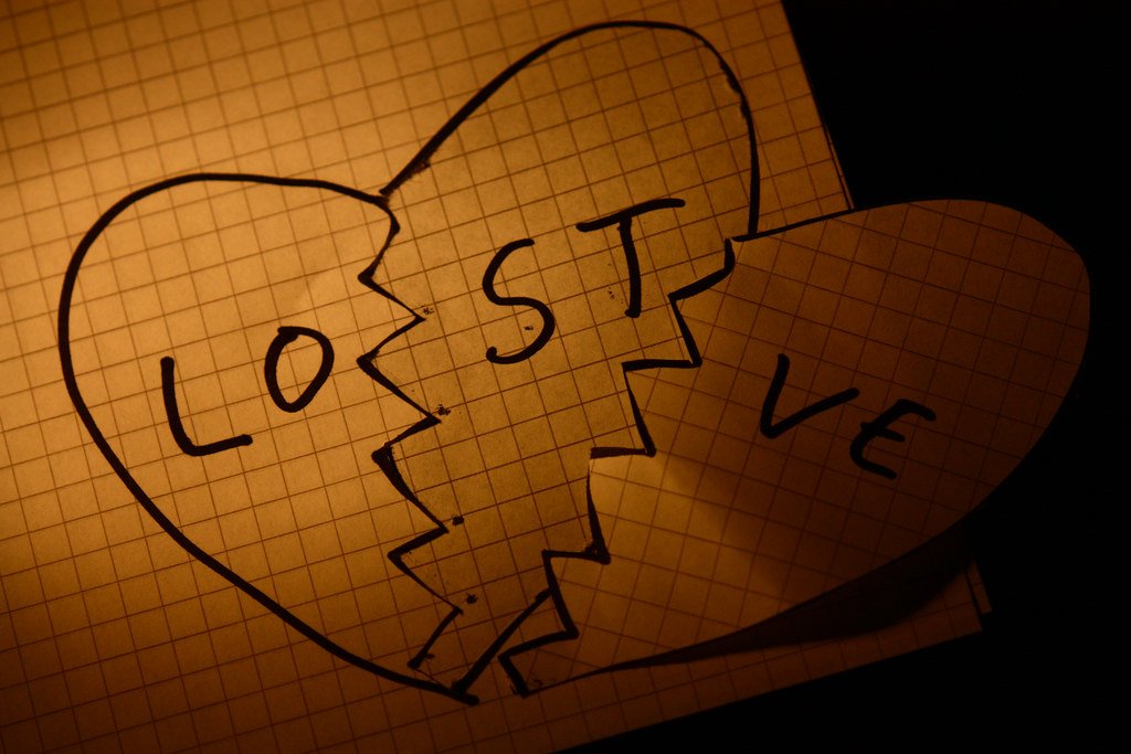 Corazón roto dibujado en papel. | Foto: Flickr