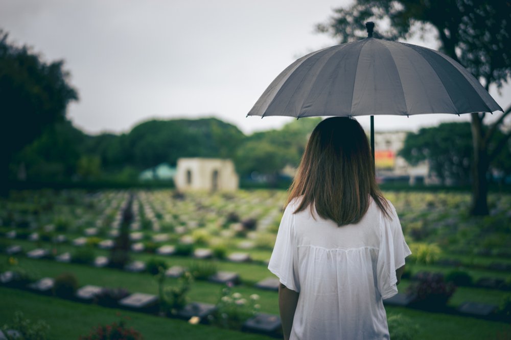 Mujer en un cementerio. | Foto: Shutterstock.