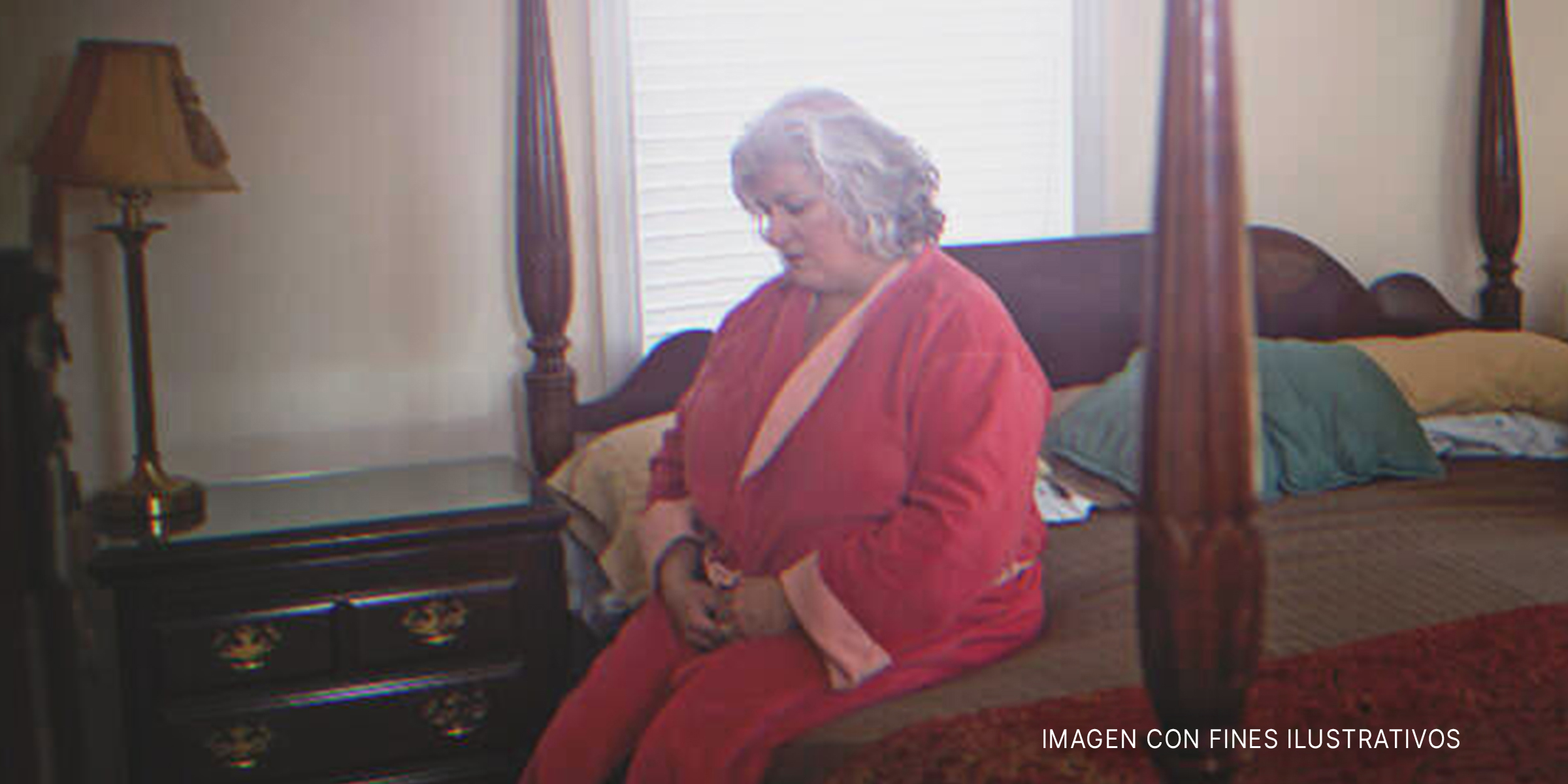 Una mujer mayor triste sentada en una cama. | Foto: Shutterstock