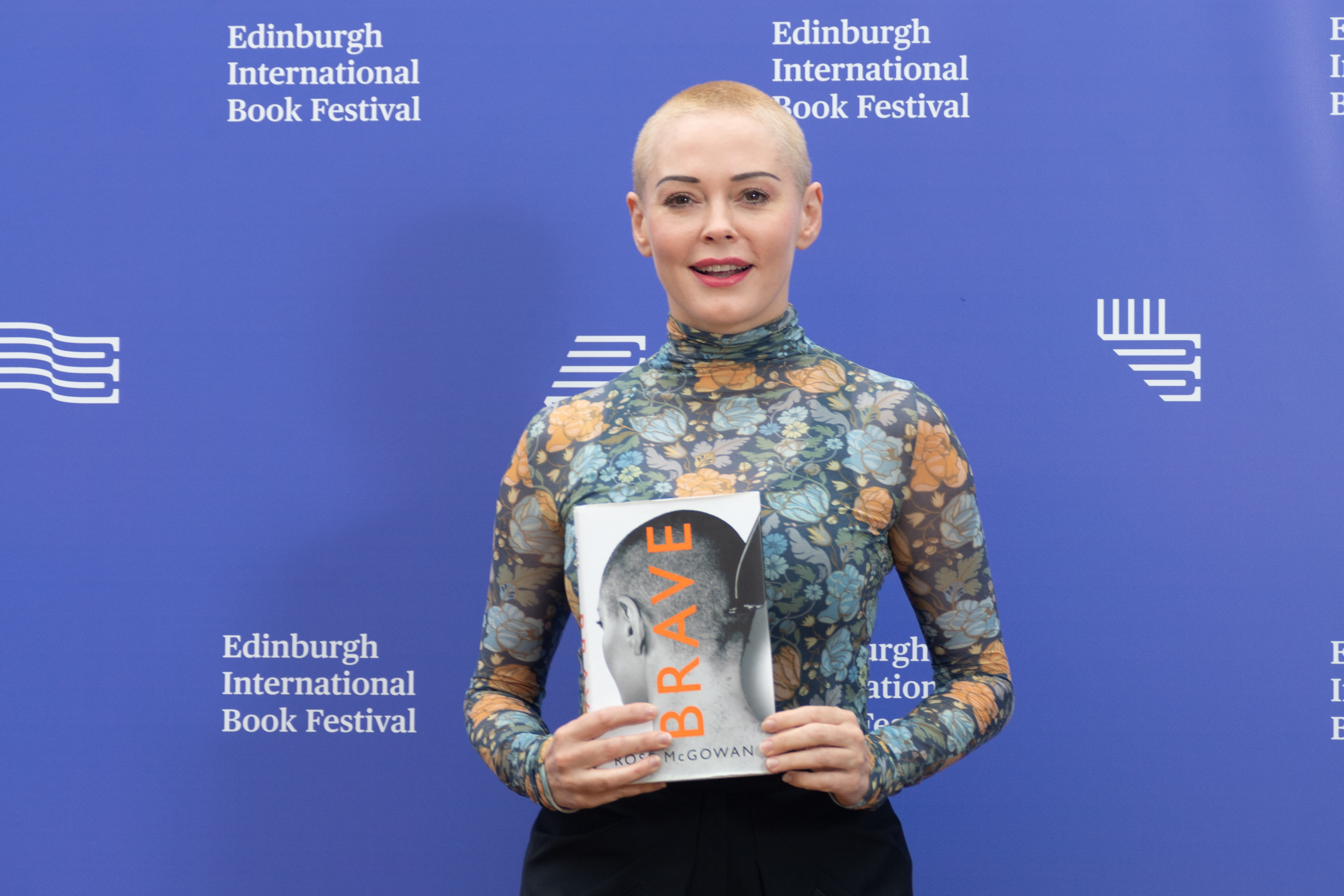 Rose McGowan asiste a un photocall durante el Festival Internacional del Libro de Edimburgo anual en Edimburgo, Escocia, el 13 de agosto de 2018 . | Fuente: Getty Images