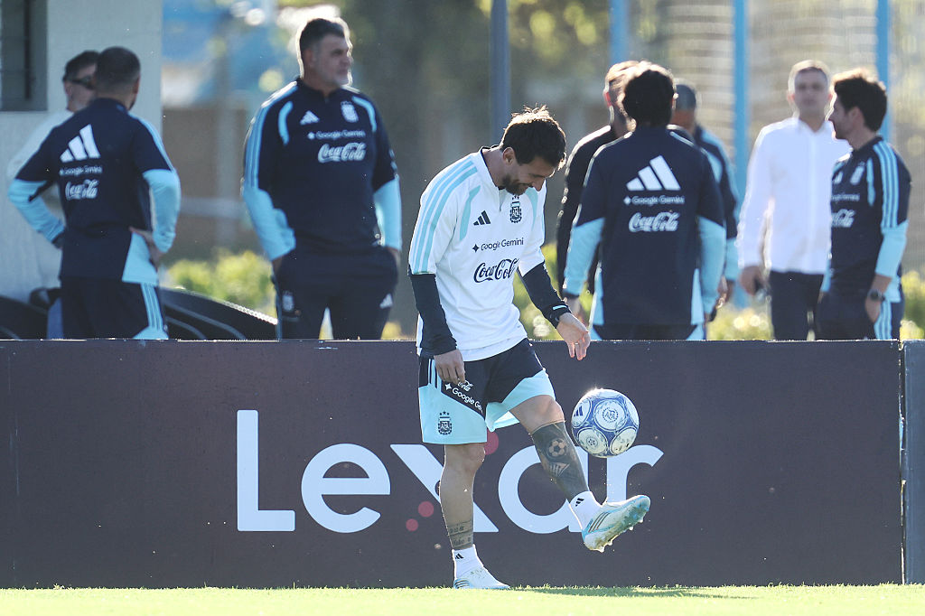 El argentino Lionel Messi golpea el balón durante una sesión de entrenamiento en el centro de entrenamiento Lionel Messi, el 5 de octubre de 2026 en Ezeiza, Argentina. | Fuente: Getty Images