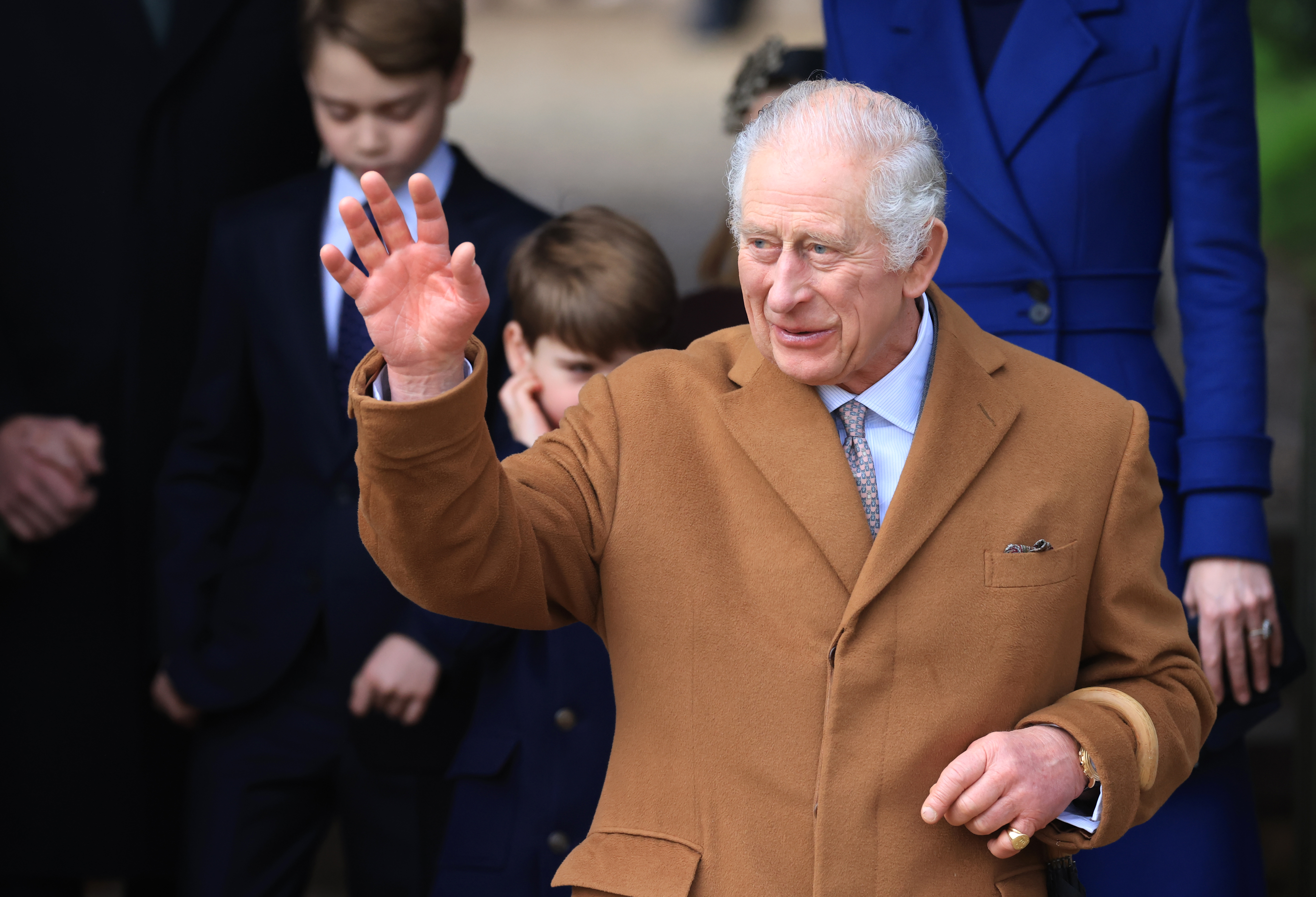 El rey Charles III asiste al Servicio Matutino de Navidad en la Iglesia de Sandringham el 25 de diciembre de 2023 en Londres, Inglaterra | Fuente: Getty Images