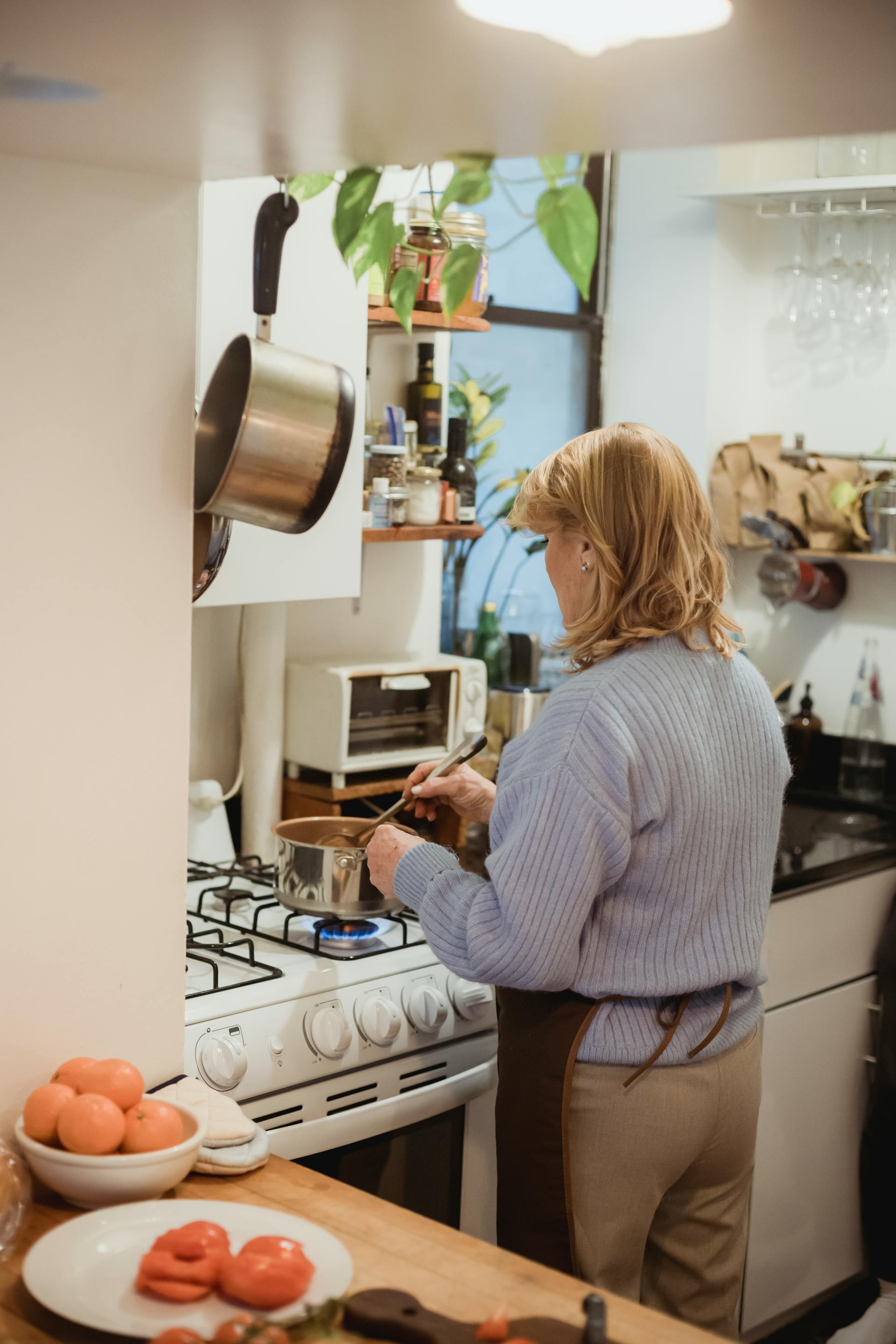 Vista trasera de una mujer cocinando | Fuente: Pexels