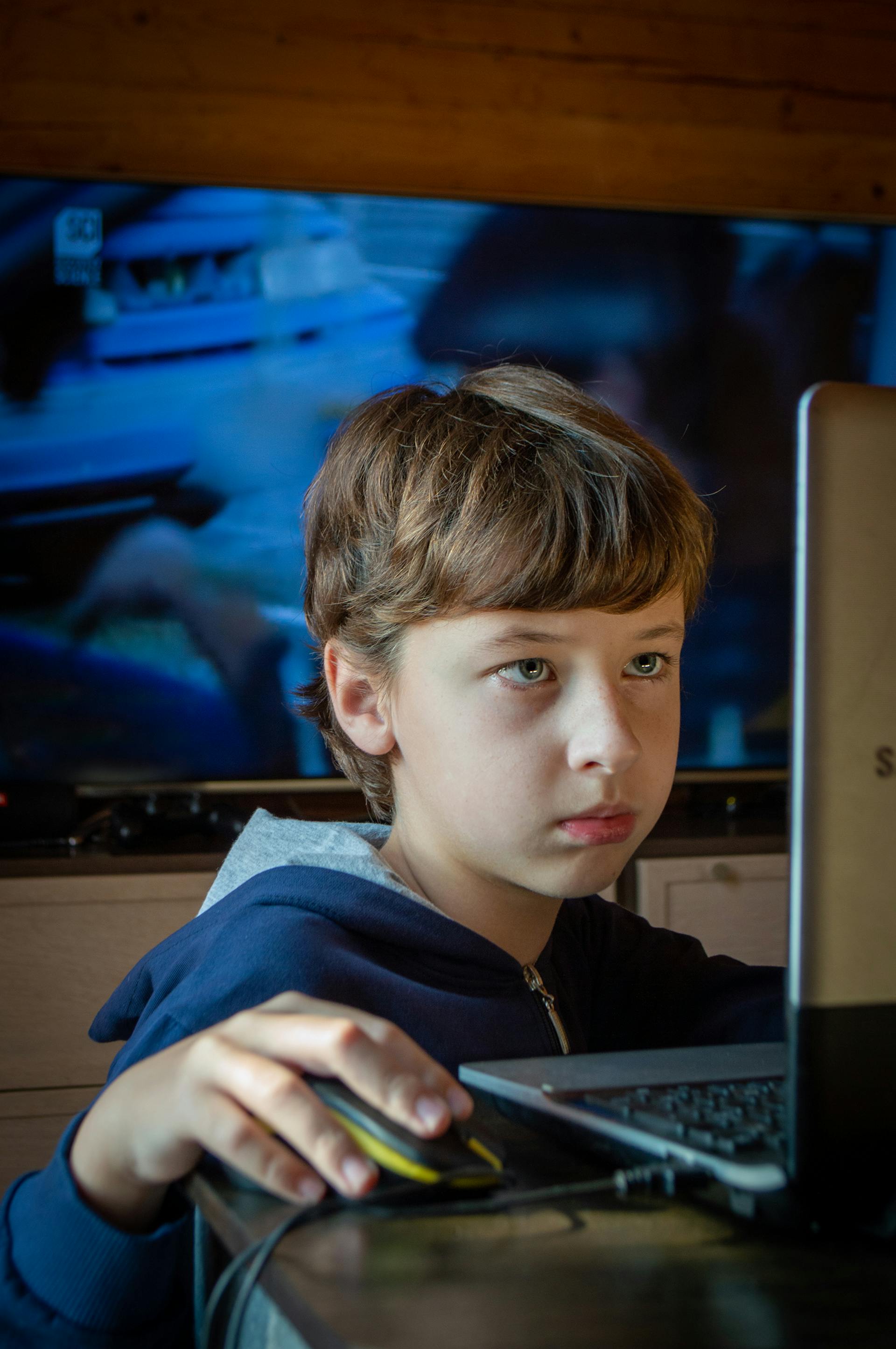 Un niño usando un portátil | Fuente: Pexels