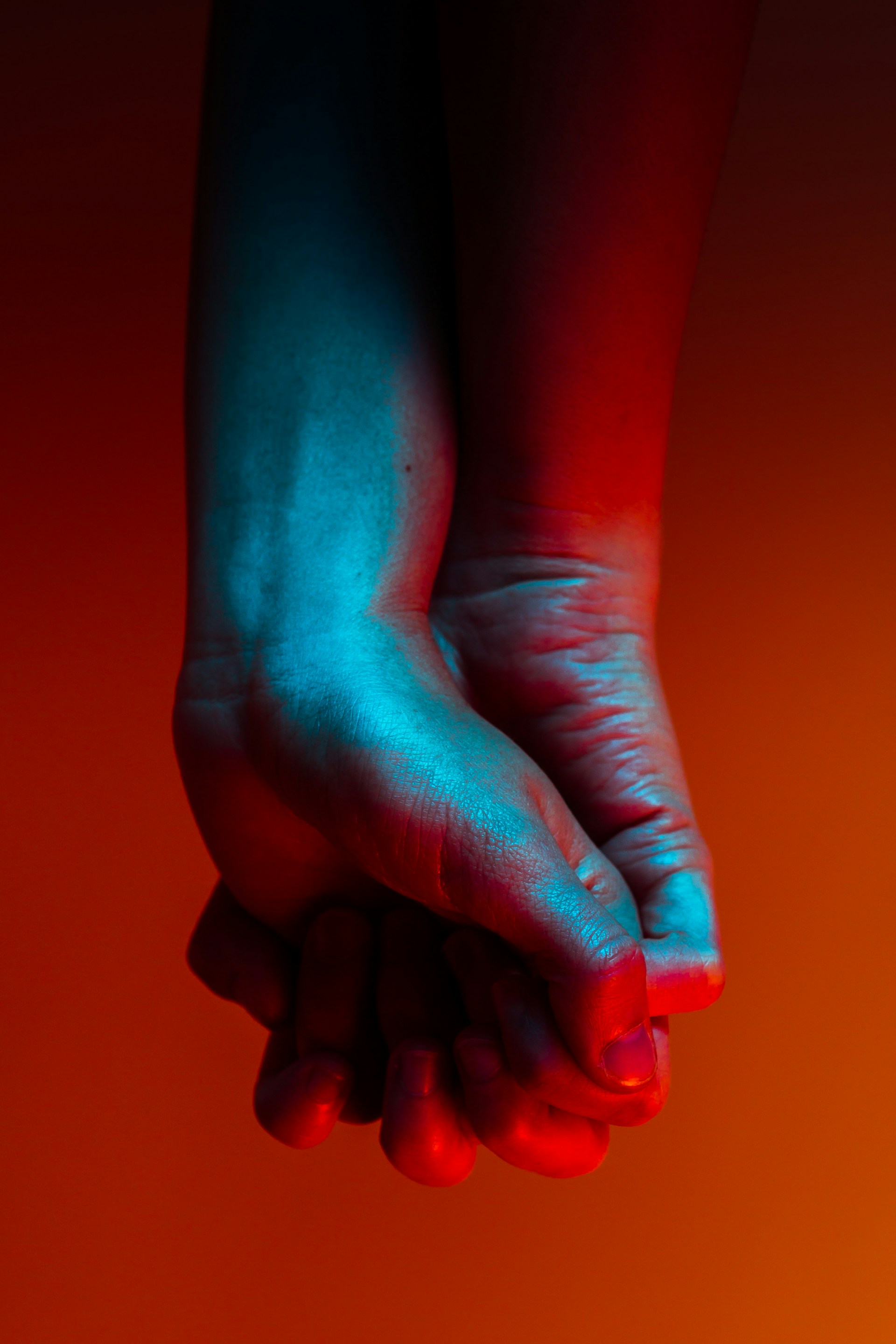 Una pareja cogida de la mano | Fuente: Unsplash