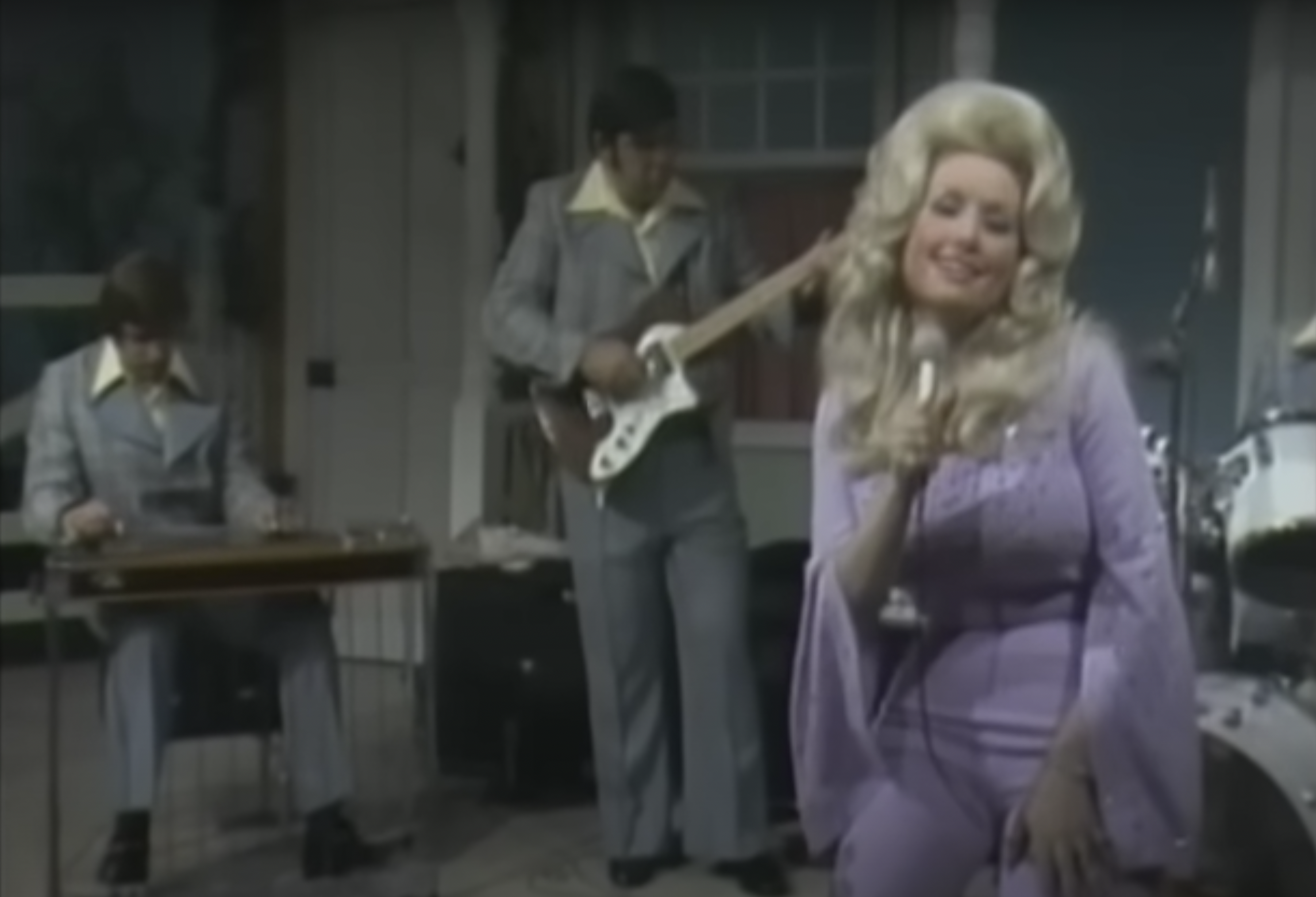 Dolly Parton interpretando "I Will Always Love You" en directo, publicado el 7 de diciembre de 2021 | Fuente: YouTube/ShoutFactoryVEVO