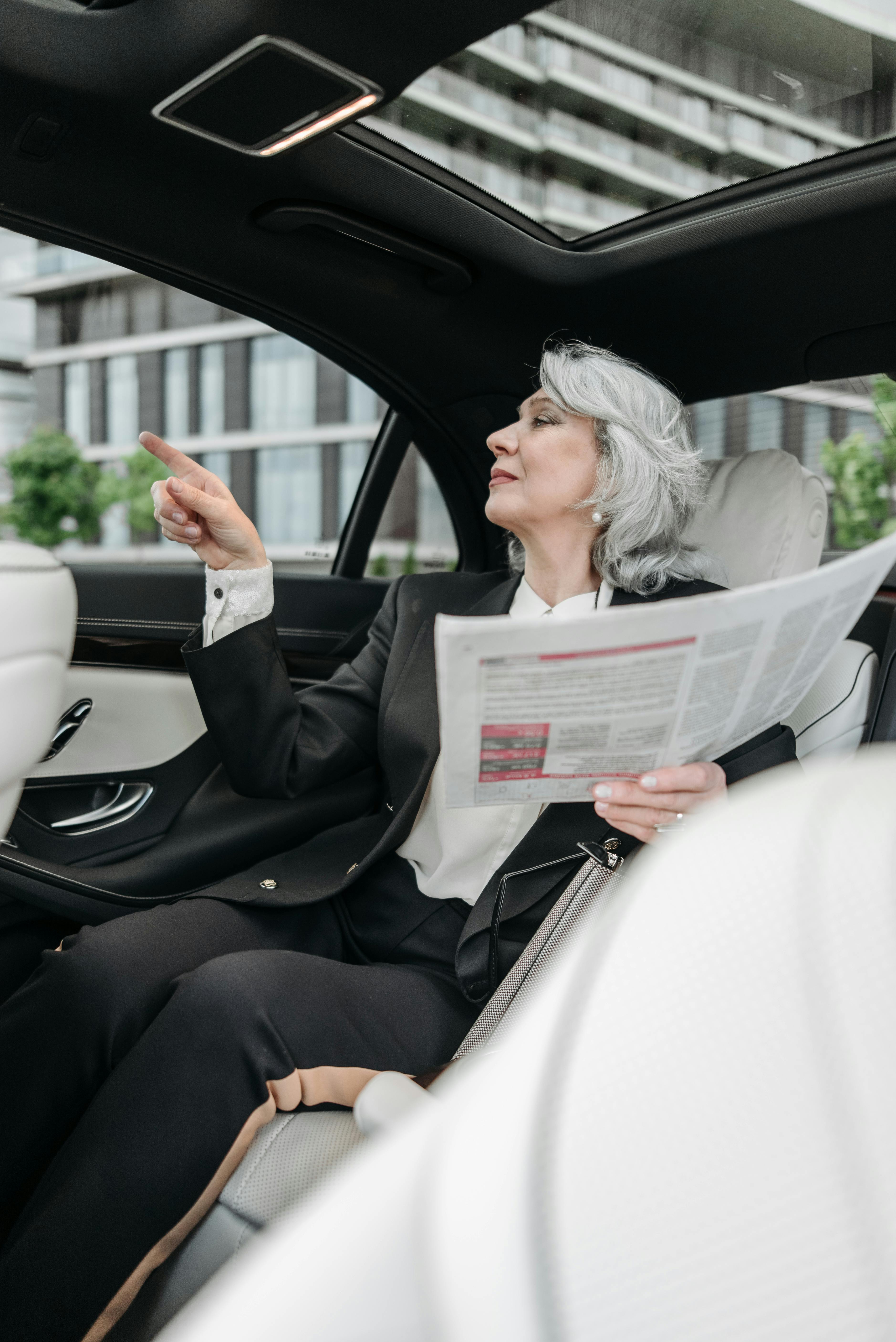 La anciana hablando con su familia en el automóvil | Foto: Pexels