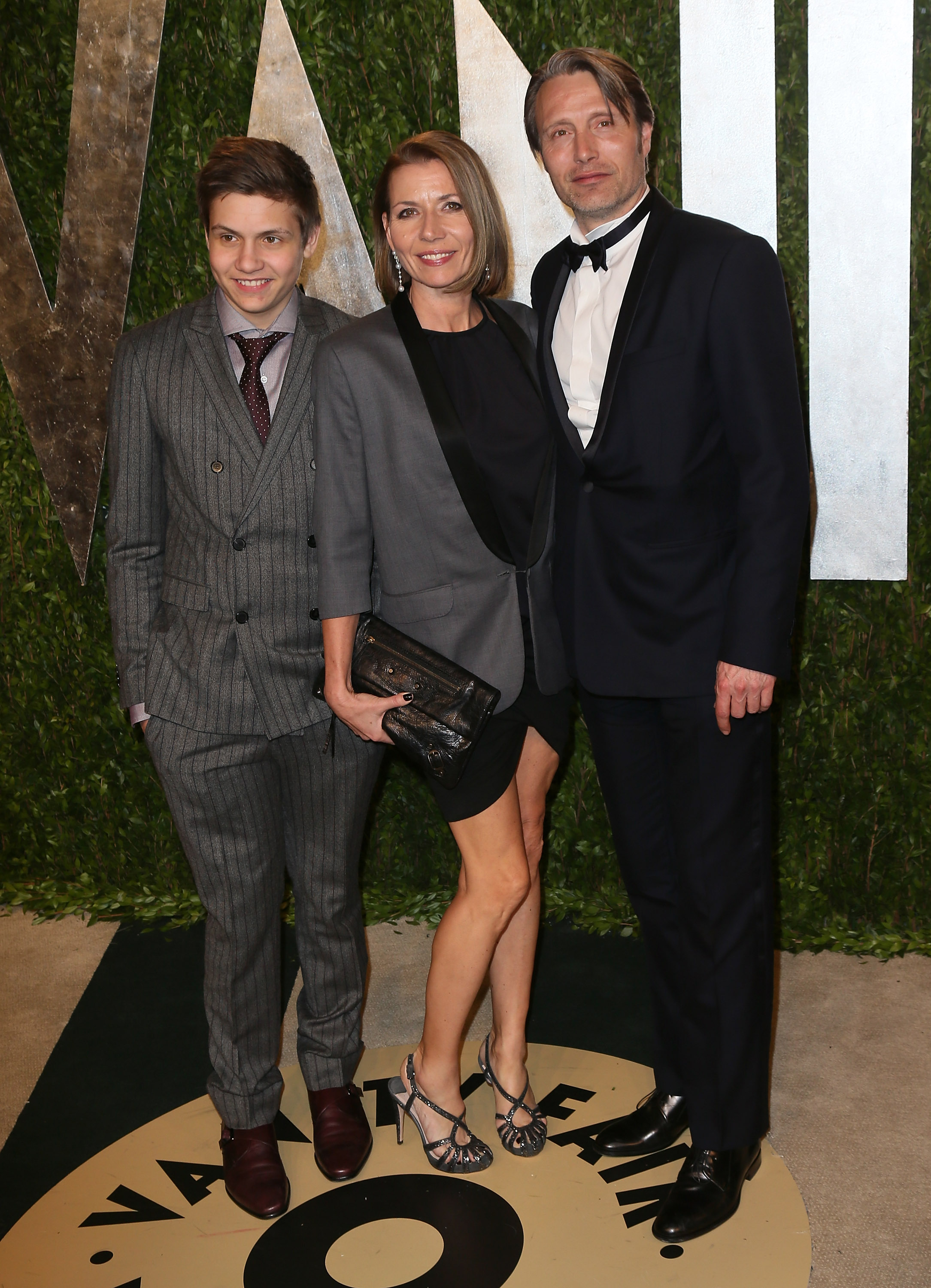 Mads Mikkelsen, Carl Mikkelsen y Hanne Jacobsen en la fiesta de los Oscar de Vanity Fair, el 24 de febrero de 2013, en California. | Foto: Getty Images
