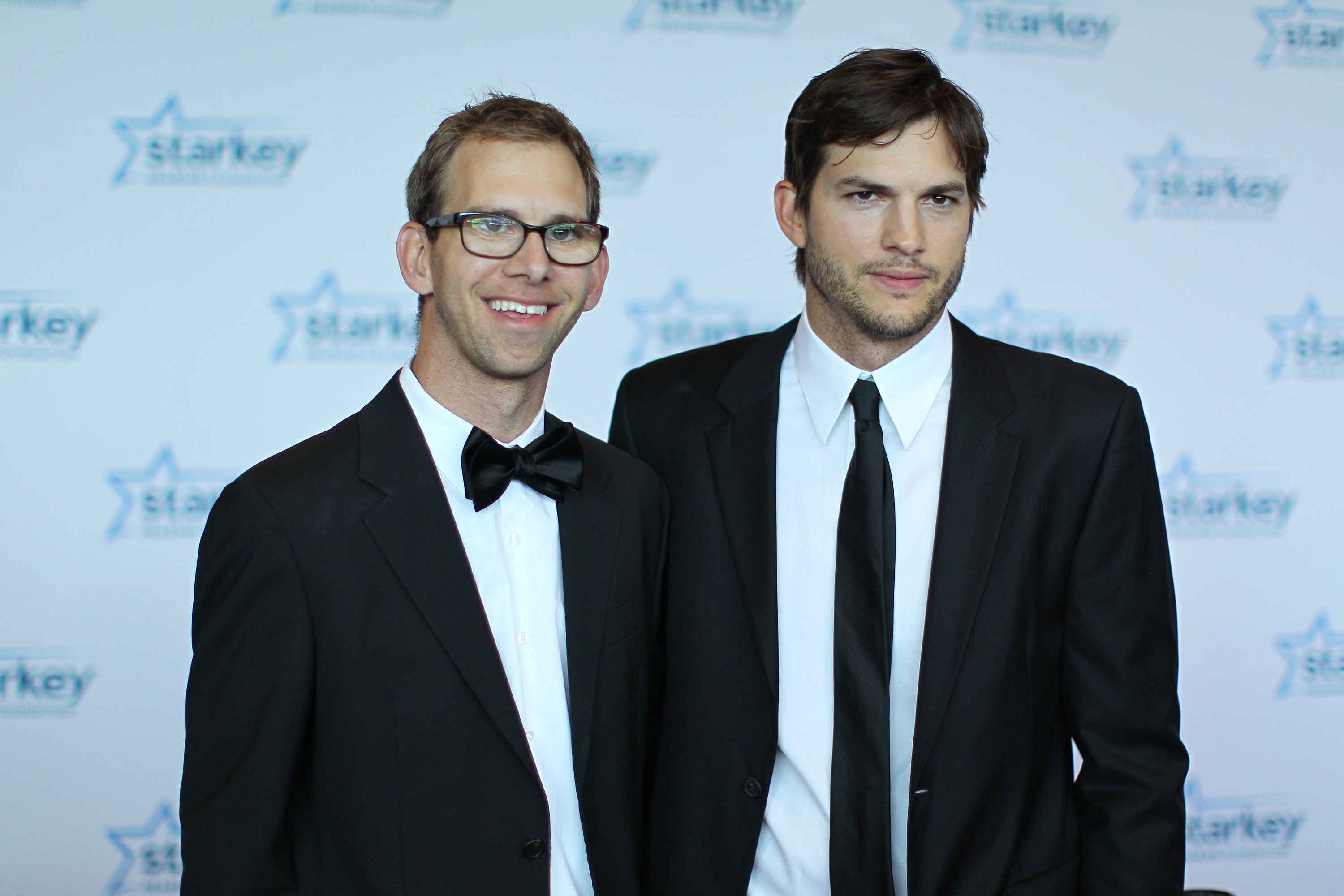 Michael Kutcher y Ashton Kutcher caminan por la alfombra roja el 28 de julio de 2013 en St. Paul, Minnesota. | Foto: Getty Images