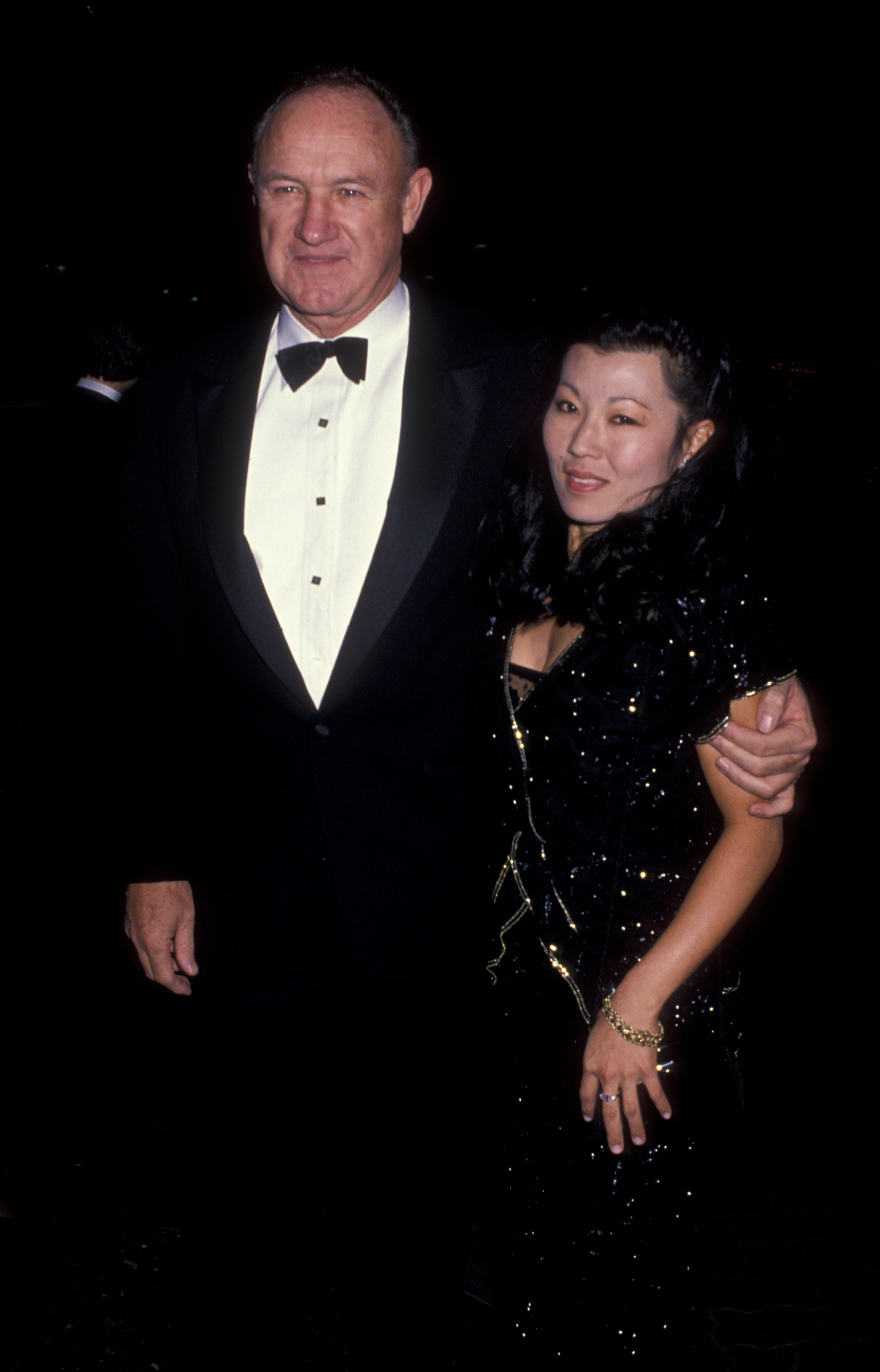 Gene Hackman y Betsy Arakawa asisten a la Toyota Pro-Celebrity Race en Long Beach, California, el 4 de abril de 1987 | Fuente: Getty Images