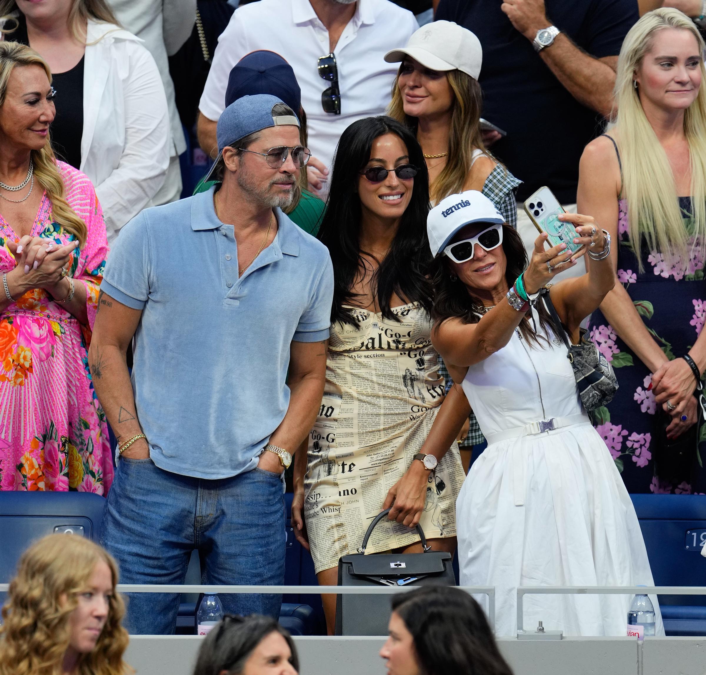 De Ramón sonrió cuando otra asistente levantó el móvil para hacerle una foto. Su vestido con estampado de periódico fue el primero de los dos looks blancos característicos que lució durante sus dos apariciones consecutivas en el US Open.