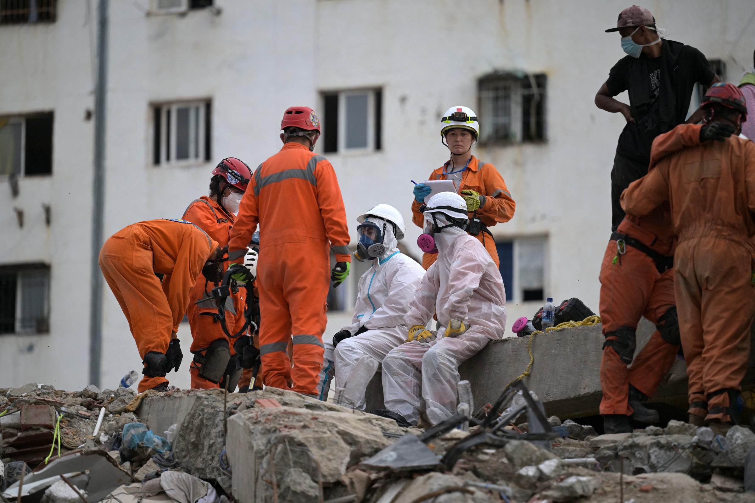 Equipos de rescate argentinos se preparan para recuperar cuerpos de un edificio derrumbado en el sector Tanaguarena de Caraballeda, estado La Guaira, Venezuela, el 10 de julio de 2026, tras los terremotos del 24 de junio. | Fuente: Getty Images
