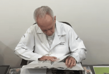 Valdomiro leyendo un libro de medicina. │ Foto: Captura de Youtube/ Record TV Goiás