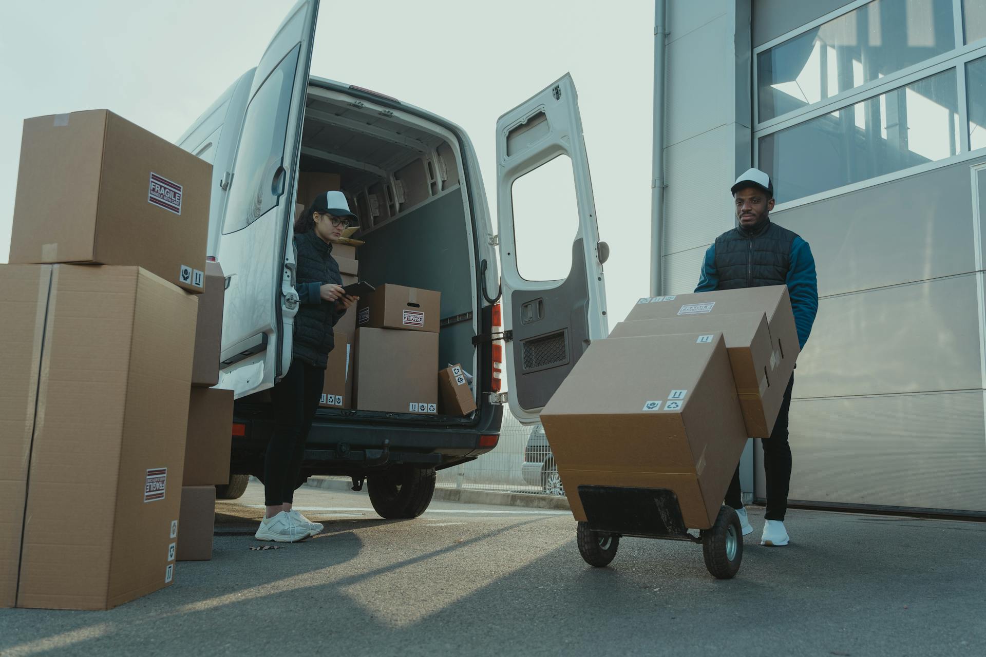 Un hombre cargando cajas en su camión | Fuente: Pexels