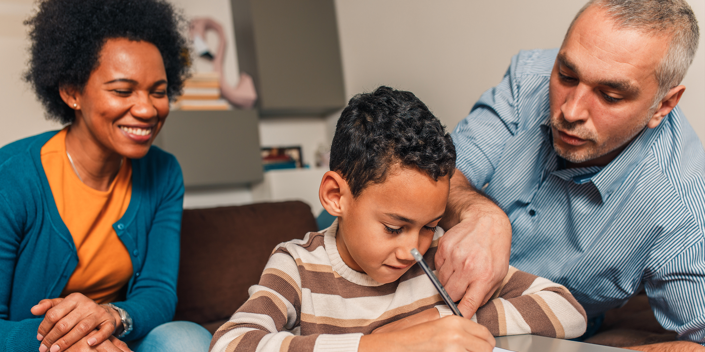 Una pareja con un niño | Fuente: Shutterstock