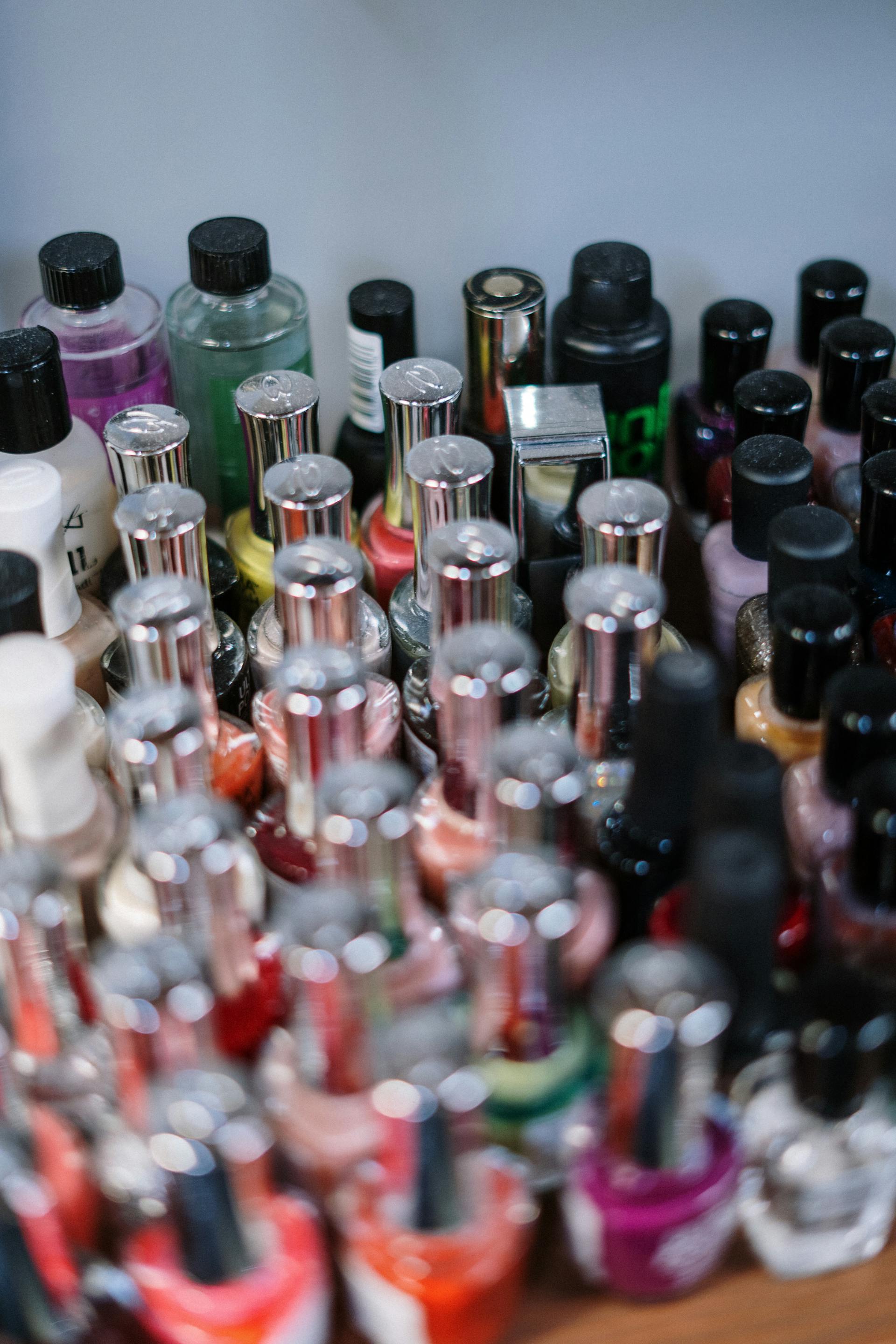 Diferentes botellas de esmalte de uñas | Fuente: Pexels