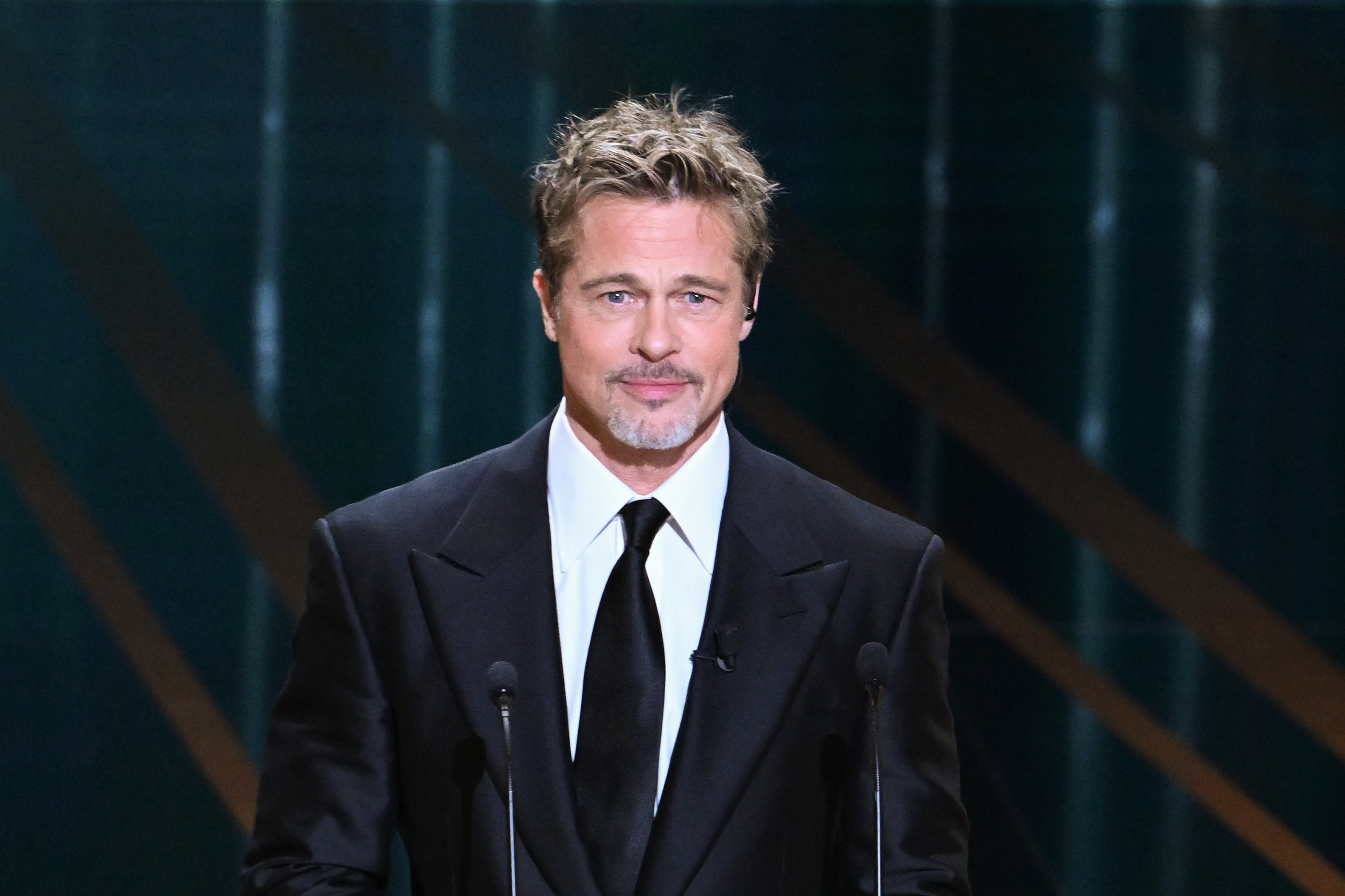 Brad Pitt en el escenario de la 48ª edición de los Premios César de Cine el 24 de febrero de 2023 en París, Francia. | Fuente: Getty Images
