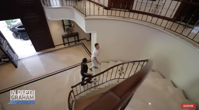 Foto del interior de la mansión de "Canelo" en Guadalajara, México. | Fuente: Youtube/Graham Bensinger.