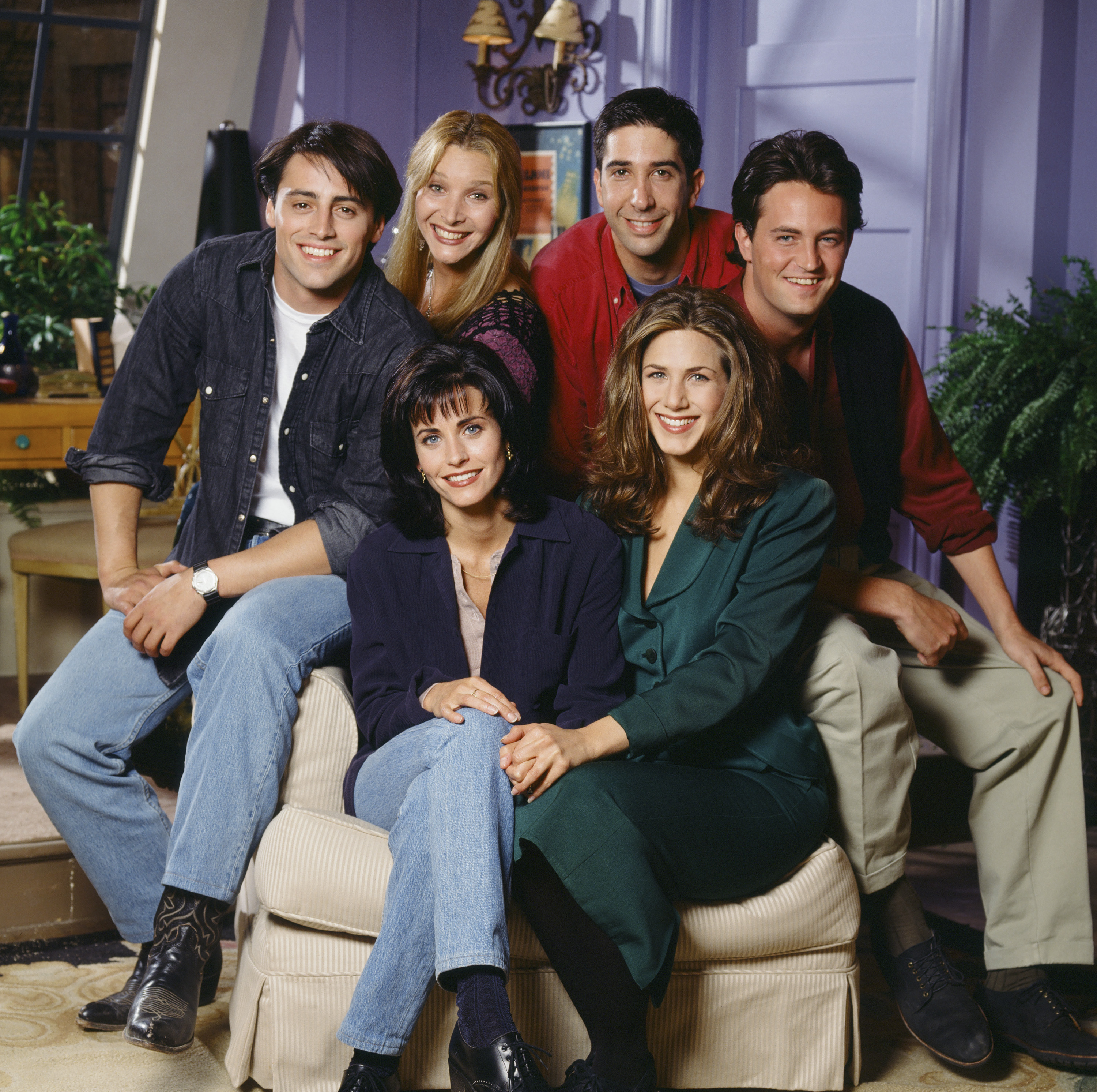 (Atrás, de izq. a dcha.) Matt LeBlanc, Lisa Kudrow, David Schwimmer, Matthew Perry (Delante, de izq. a dcha.) Courteney Cox y Jennifer Aniston en el plató de "Friends", en 1994 | Foto: Getty Images