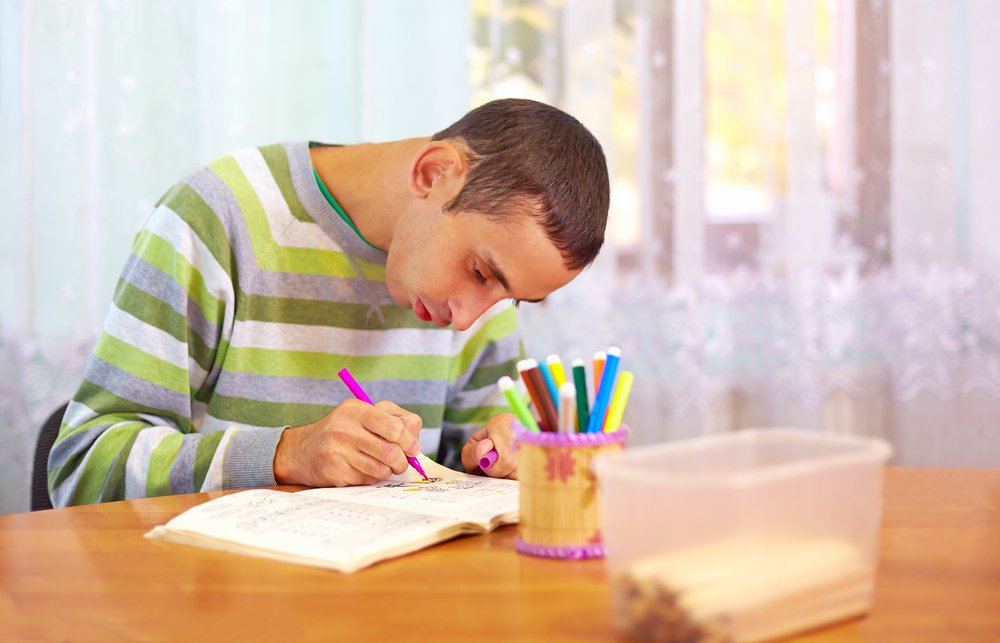 Joven con discapacidad dibujando. | Foto: Shutterstock