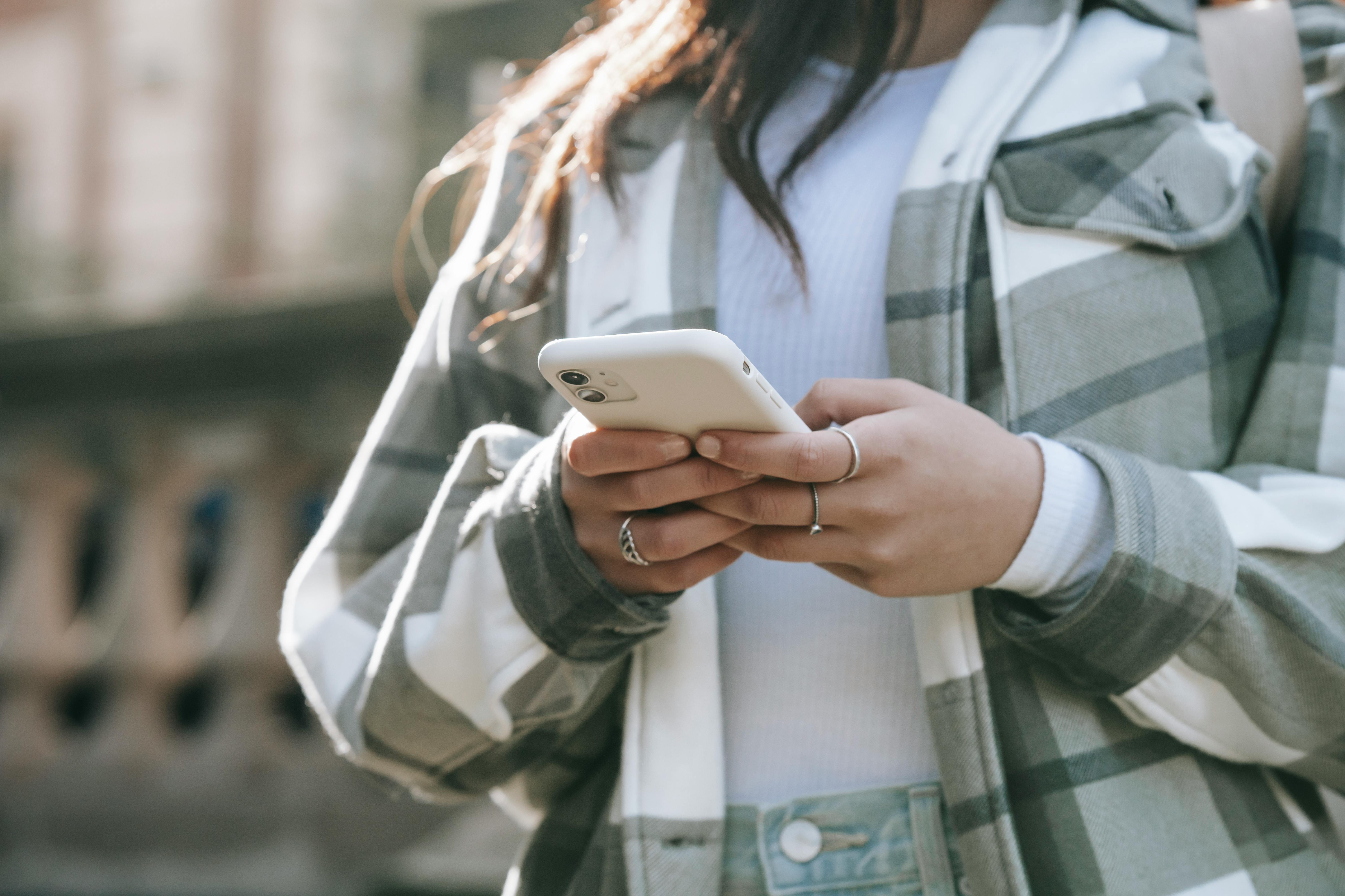 Una persona usando su teléfono | Fuente: Pexels