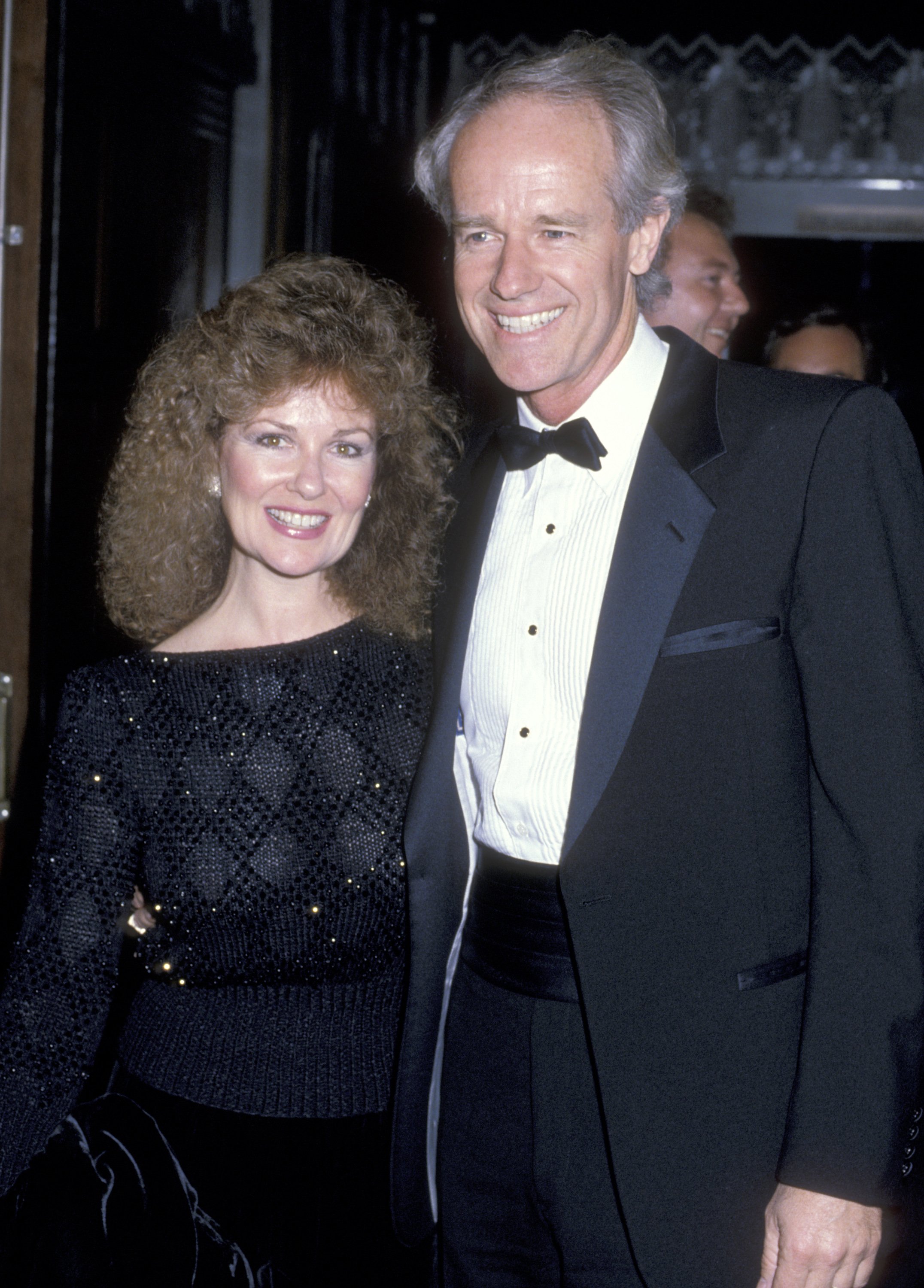 Shelley Fabares y Mike Farrell asisten a la Segunda Gala Anual Compromiso con la Vida en beneficio del Proyecto SIDA en el Teatro Wiltern el 20 de septiembre de 1986 en Los Ángeles, California | Foto: Getty Images