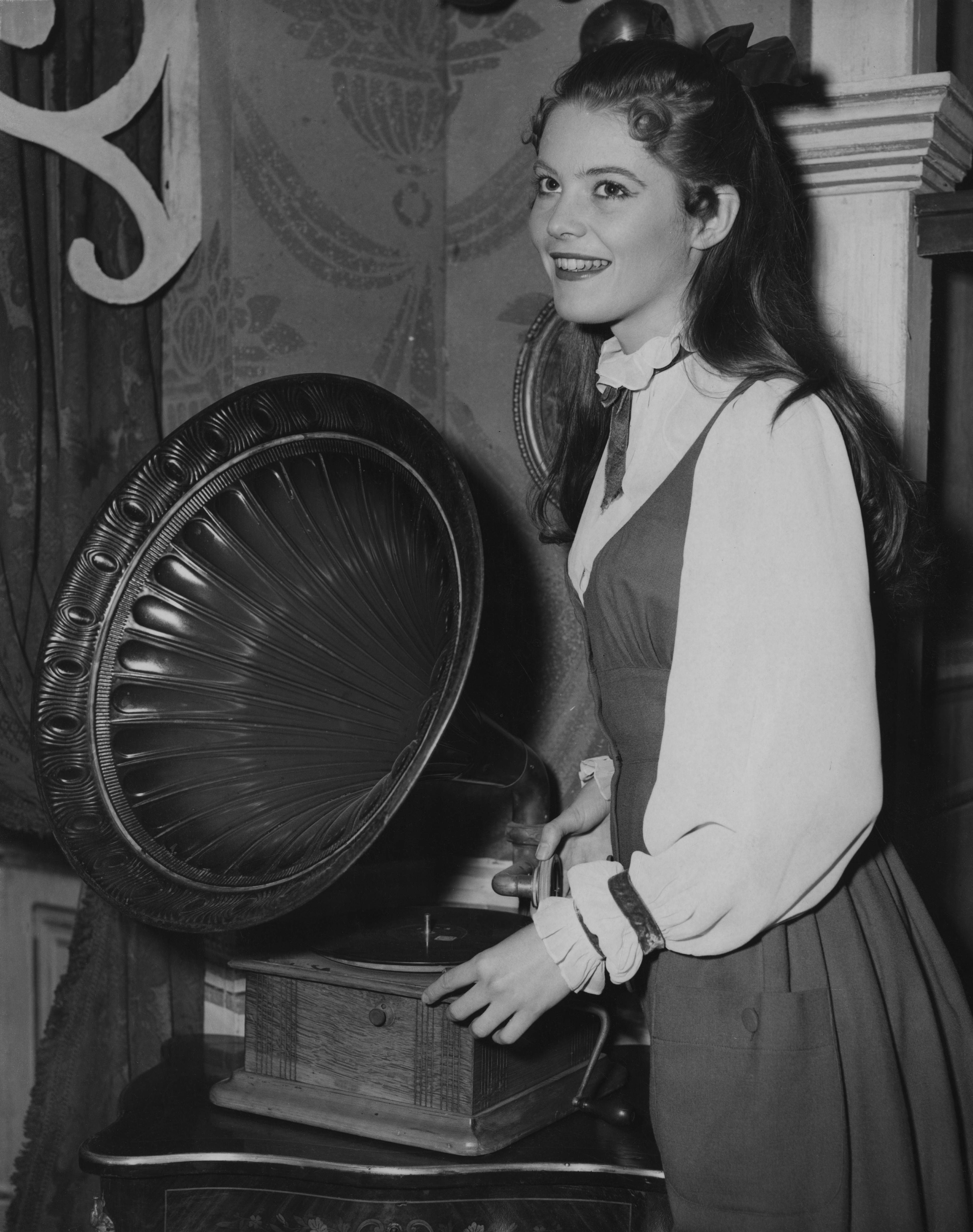La estrella preparándose para su debut teatral inglés como Josephine Perry en "The Young and Beautiful" en Londres, el 14 de agosto de 1956 | Fuente: Getty Images