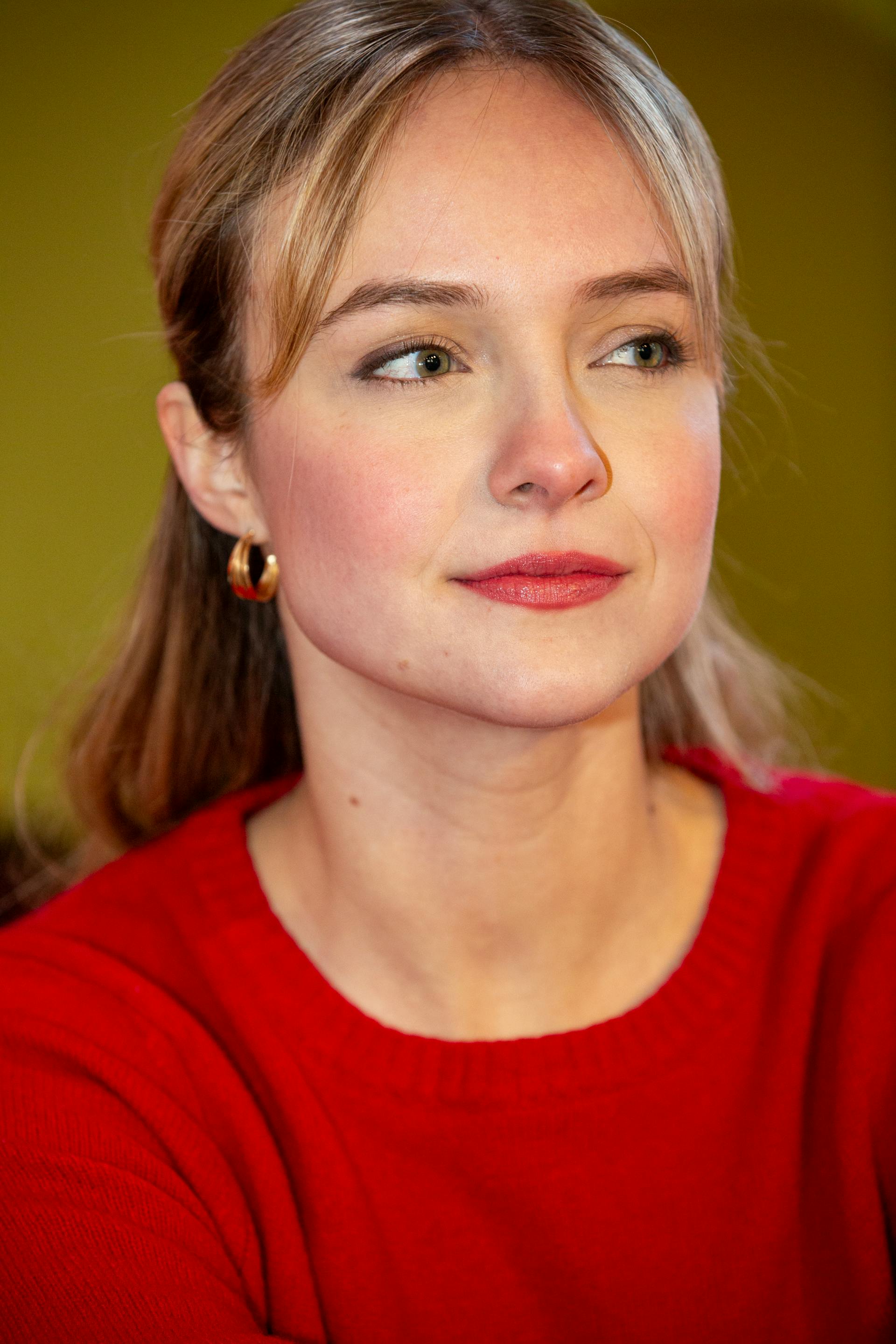 Una mujer sonriente mirando a alguien | Fuente: Pexels