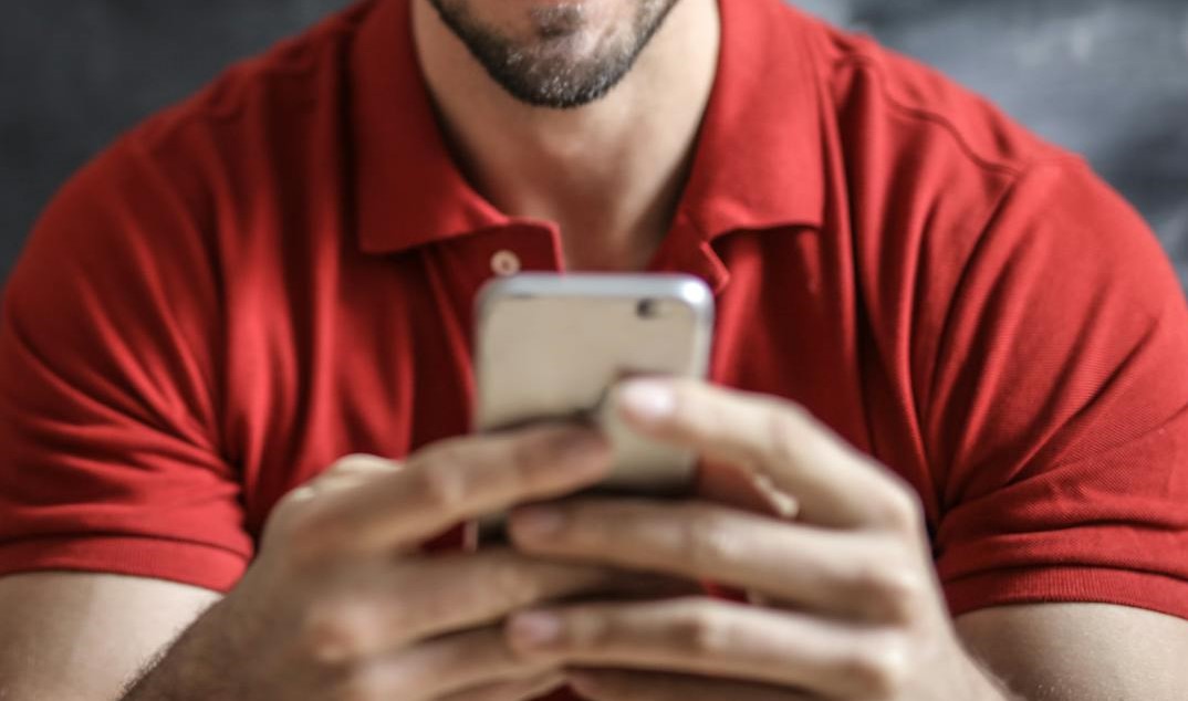 Primer plano de un hombre sujetando un smartphone | Fuente: Pexels