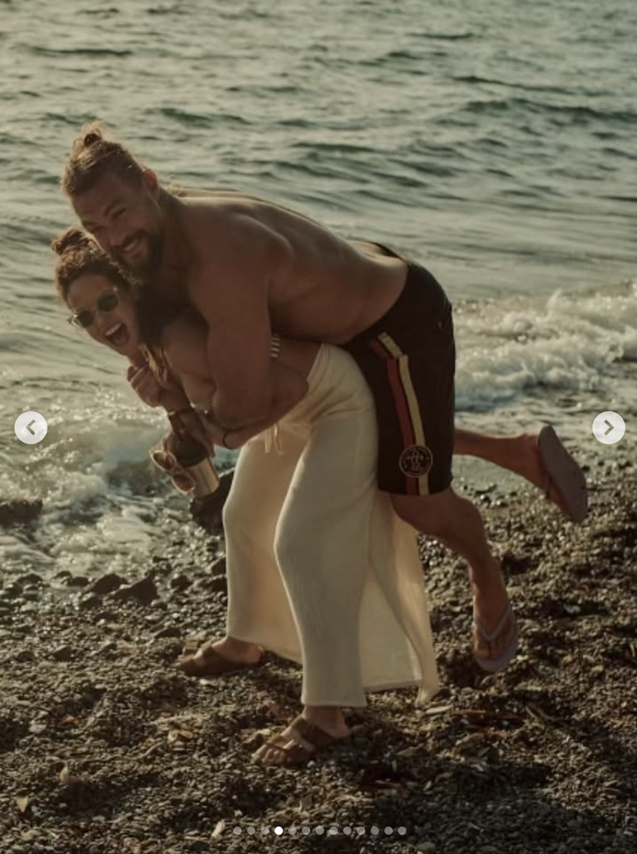 Jason Momoa parece llevar juguetonamente a caballito a Adria Arjona mientras comparten unas risas junto a la playa, en una foto compartida el 1 de agosto de 2025 | Fuente: Instagram/adriaarjona