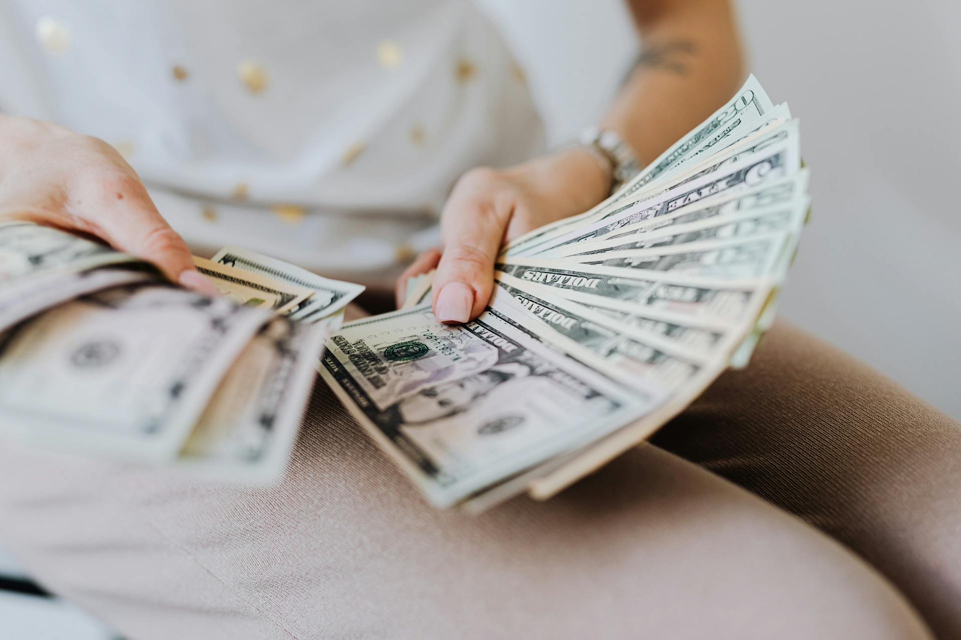 Una mujer contando dinero | Fuente: Pexels