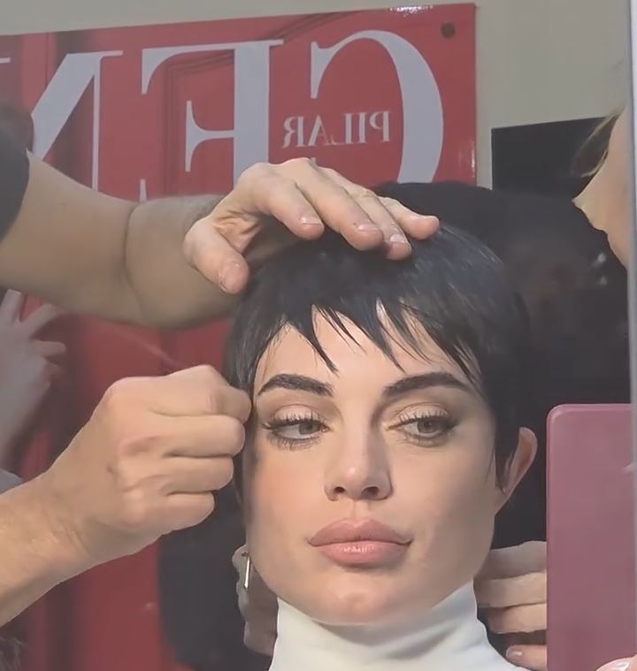 Los estilistas acomodan la peluca de Emilia Attias | Fuente: Instagram/emilia_att