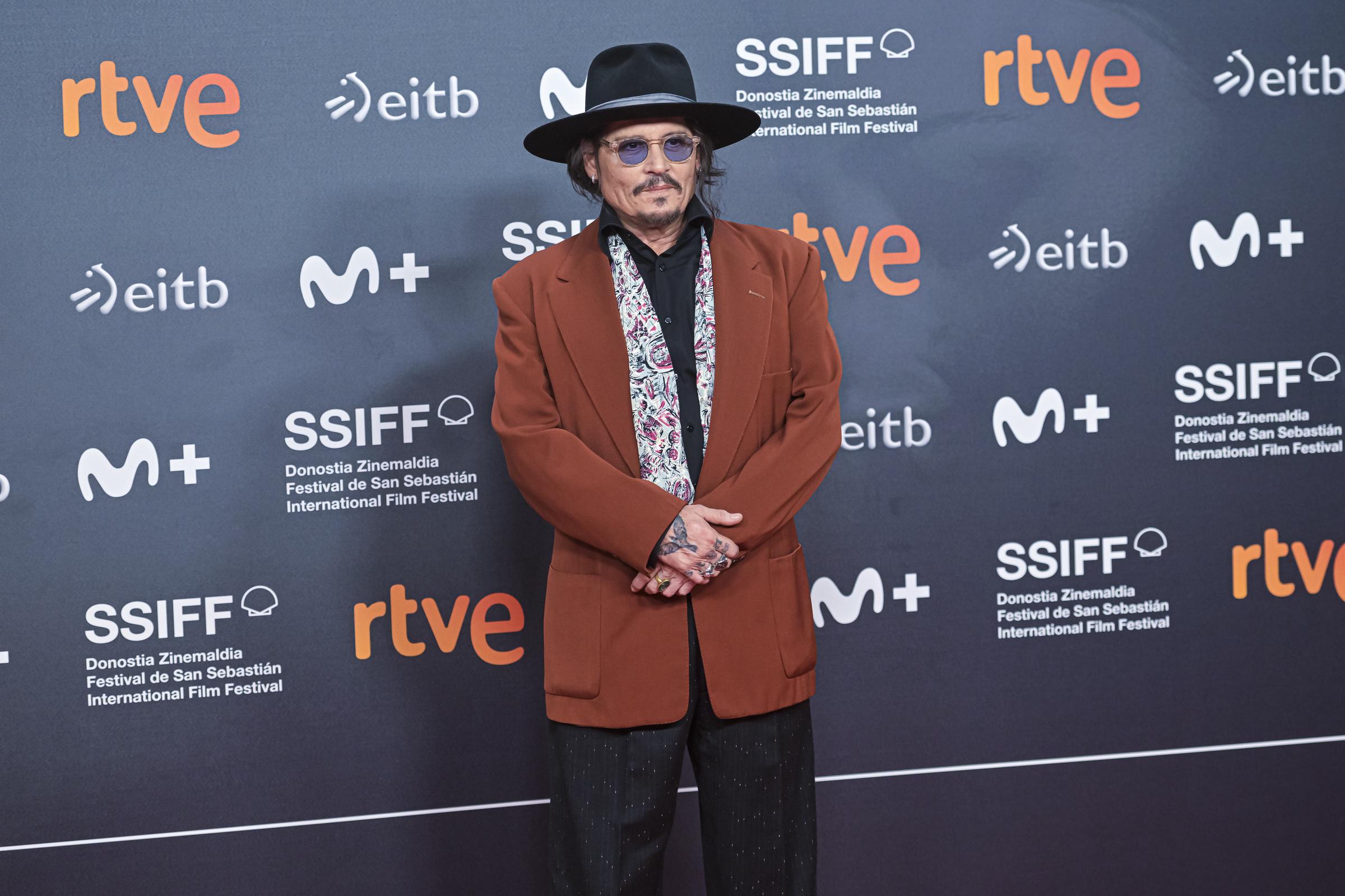 Johnny Depp asiste al estreno de "Modi, Three Days on the Wings of Madness" el 24 de septiembre de 2024, en San Sebastián, España | Fuente: Getty Images