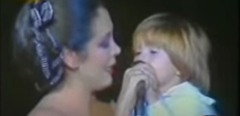 Isabel Pantoja cantando junto a su hijo, Kiko Rivera. | Foto: Youtube/chiqui20
