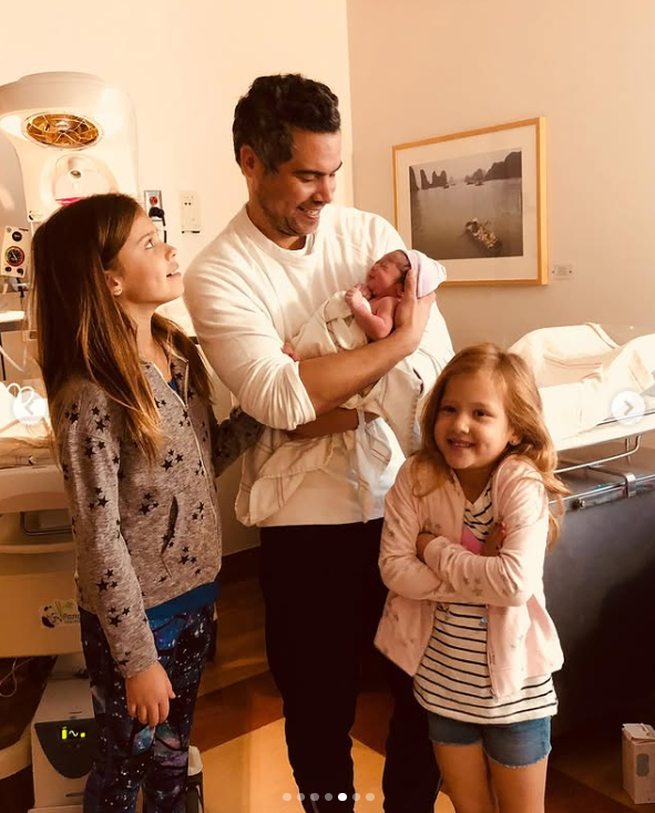 Cash Warren sostiene a su hijo recién nacido con sus hijas mayores a su lado, según una publicación del 19 de mayo de 2024 | Fuente: Instagram.com/jessicaalba