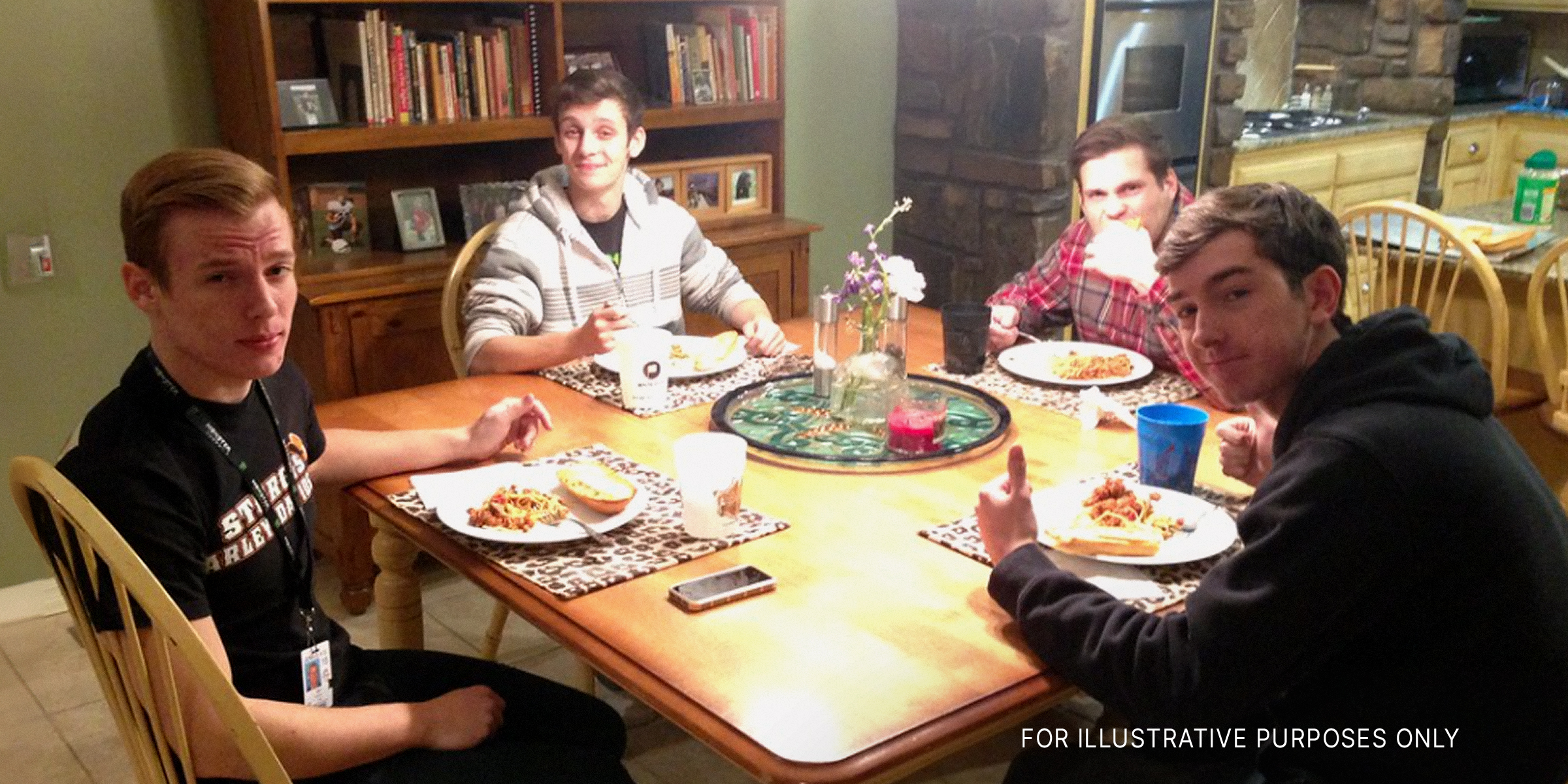 Hombres sentados alrededor de una mesa | Foto: Flickr.com/OakleyOriginals (CC BY 2.0 DEED)