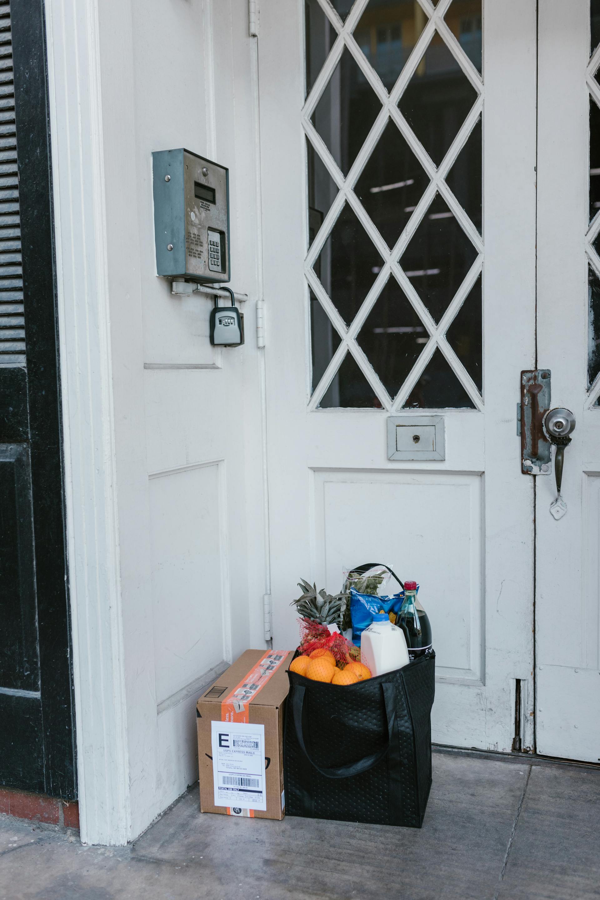 Paquetes de comida en la puerta | Fuente: Pexels
