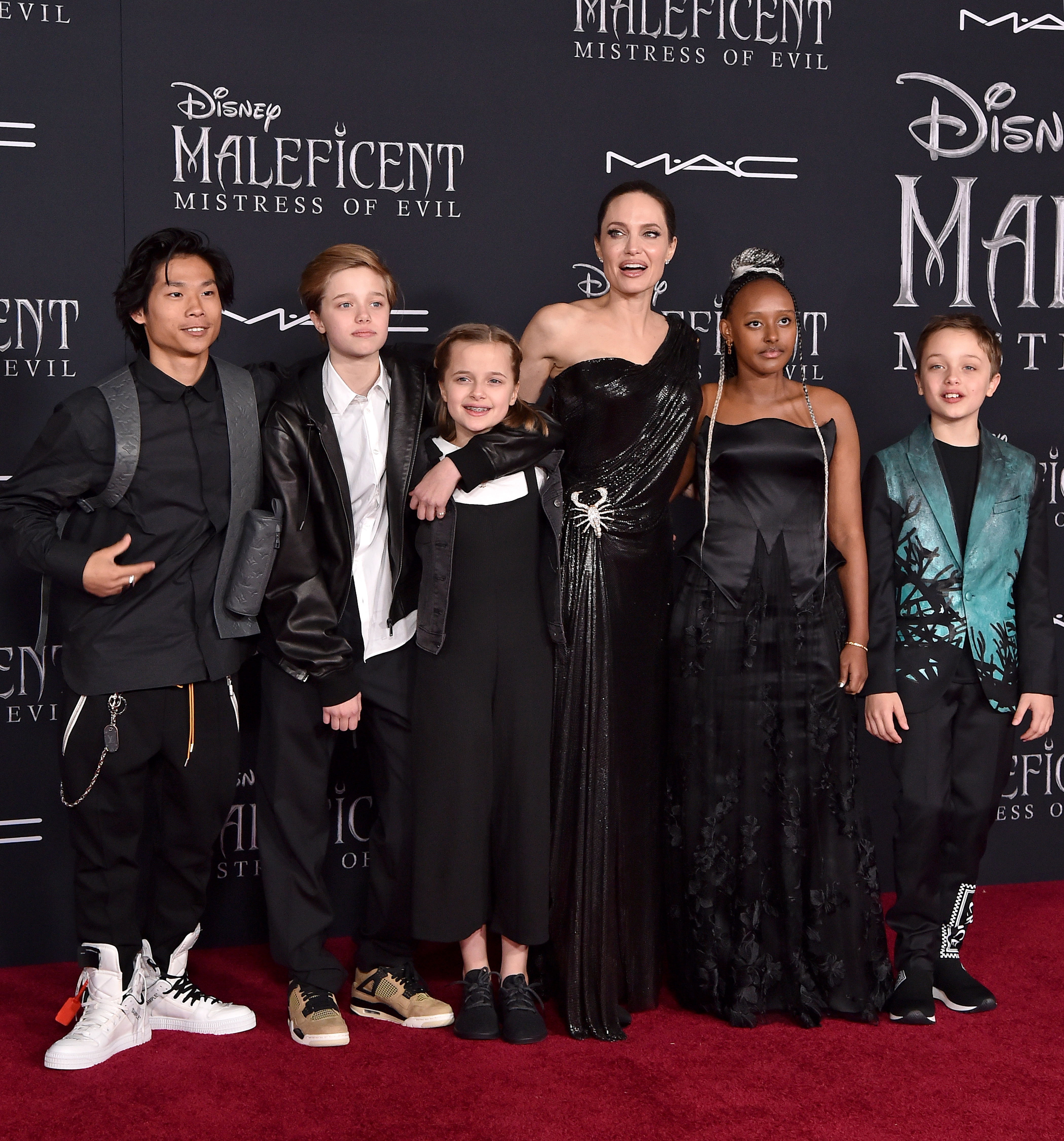 Pax, Shiloh, Vivienne, Zahara y Knox Jolie-Pitt con Angelina Jolie en el estreno mundial de "Maleficent: Mistress of Evil" en el El Capitan Theatre, el 30 de septiembre de 2019, en Los Ángeles, California. | Fuente: Getty Images