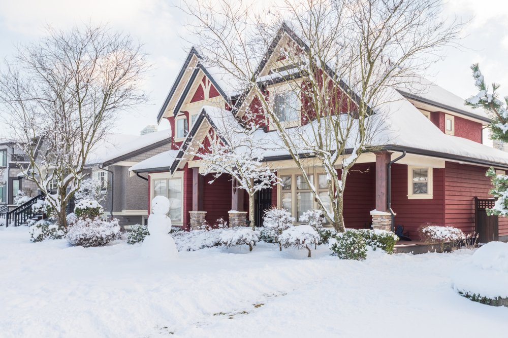 Parte frontal de una vivienda cubierta de nieve.  | Foto: Shutterstock
