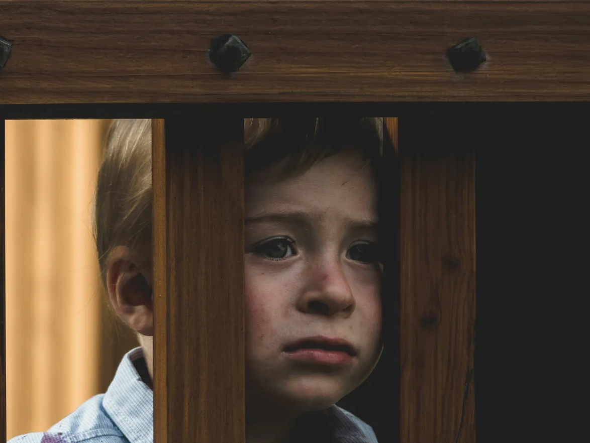 Un niño triste | Fuente: Unsplash