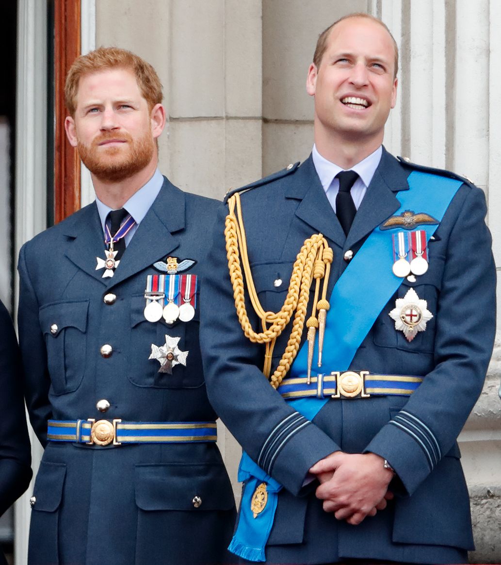 El príncipe Harry y su hermano el príncipe William en el centenario de la Royal Air Force en 2018 en el Palacio de Buckingham. | Foto: Getty Images
