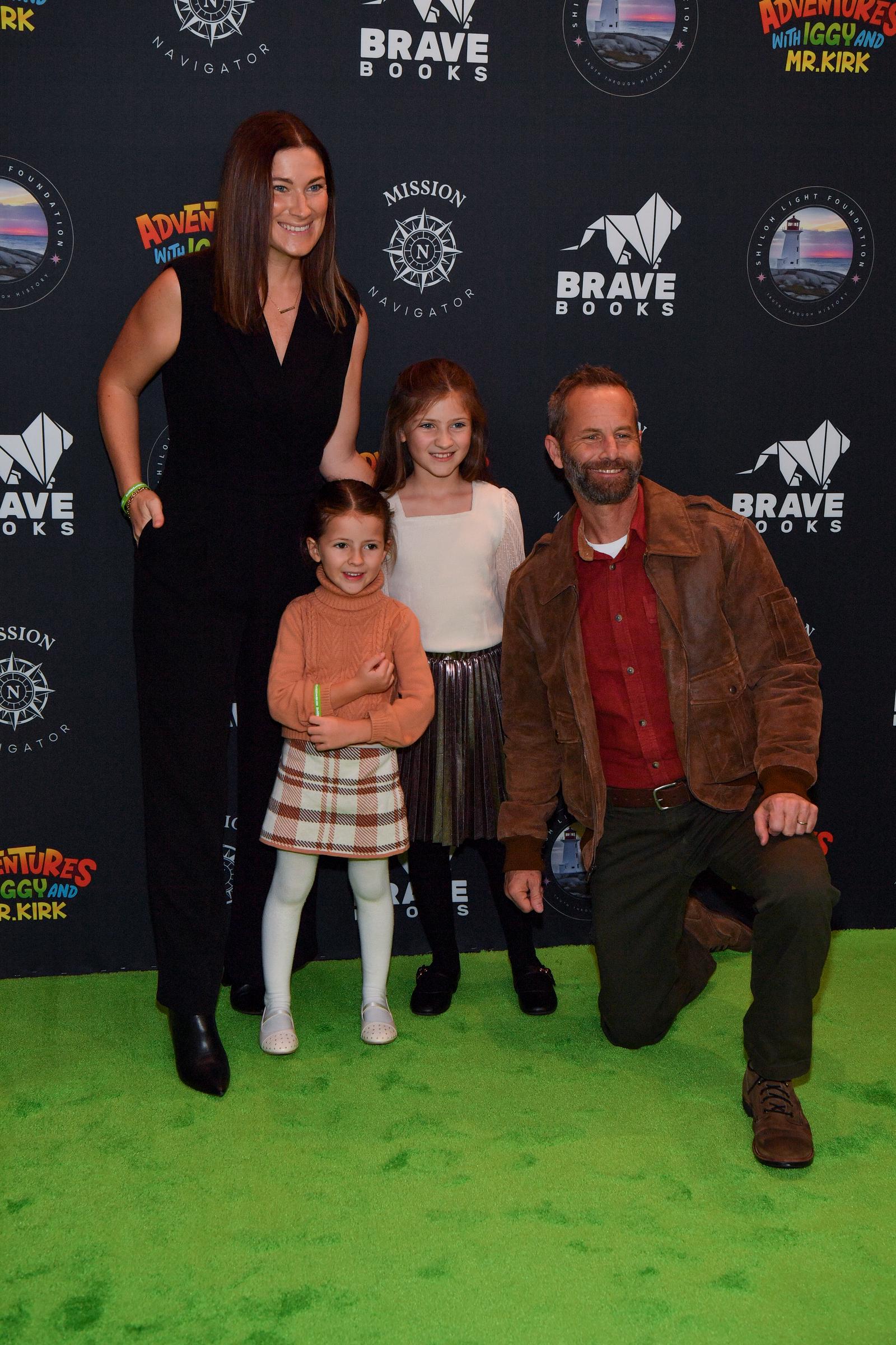 Christine Yeargin y sus hijos con Kirk Cameron en el estreno de "Adventures with Iggy and Mr. Kirk" el 14 de noviembre de 2024, en Nashville, Tennessee | Fuente: Getty Images